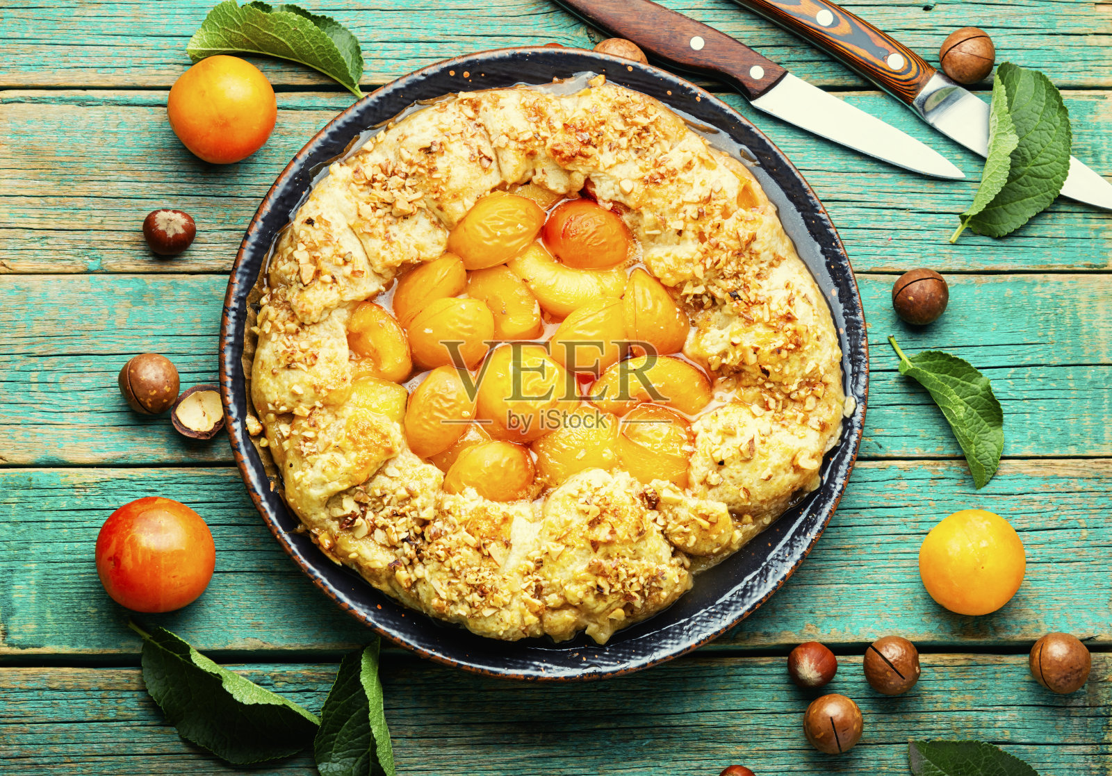 有李子的秋季派或饼干。照片摄影图片