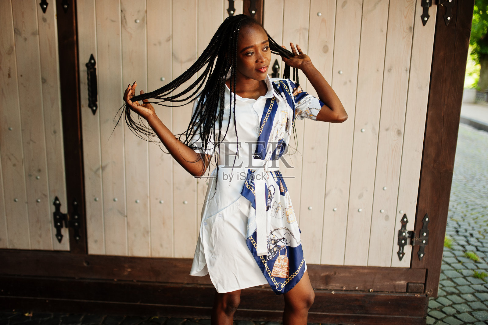 一个美丽自然的年轻非洲女人的肖像照片摄影图片