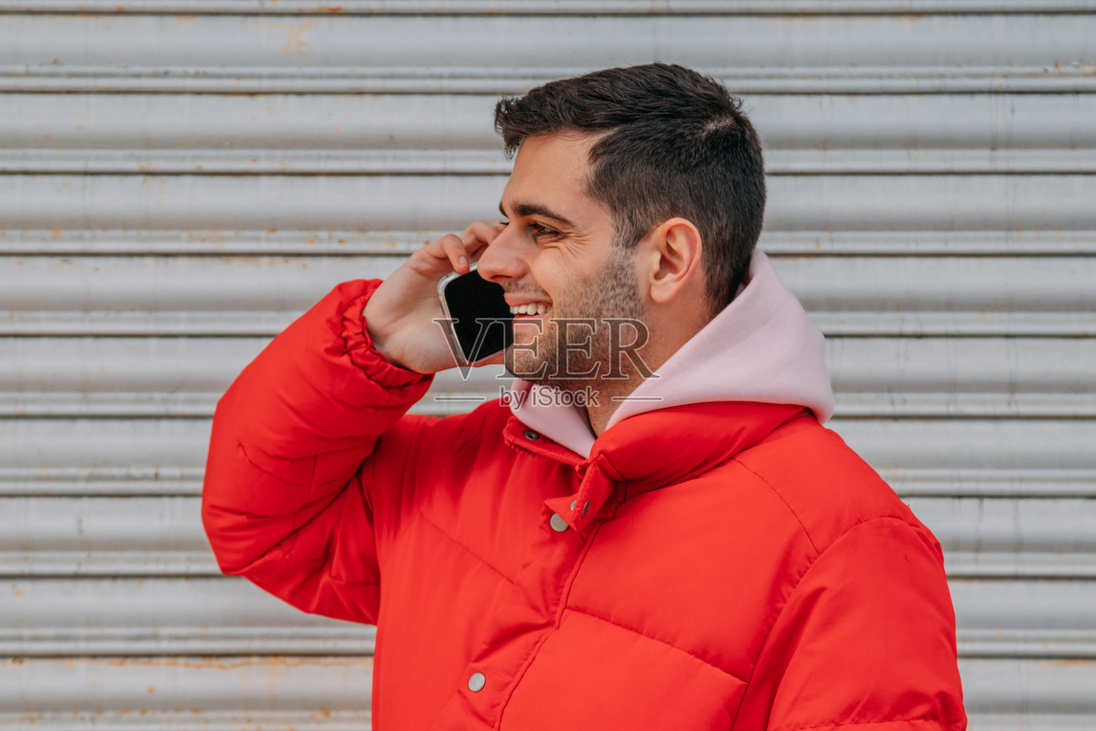 一个年轻人在街上讲手机照片摄影图片