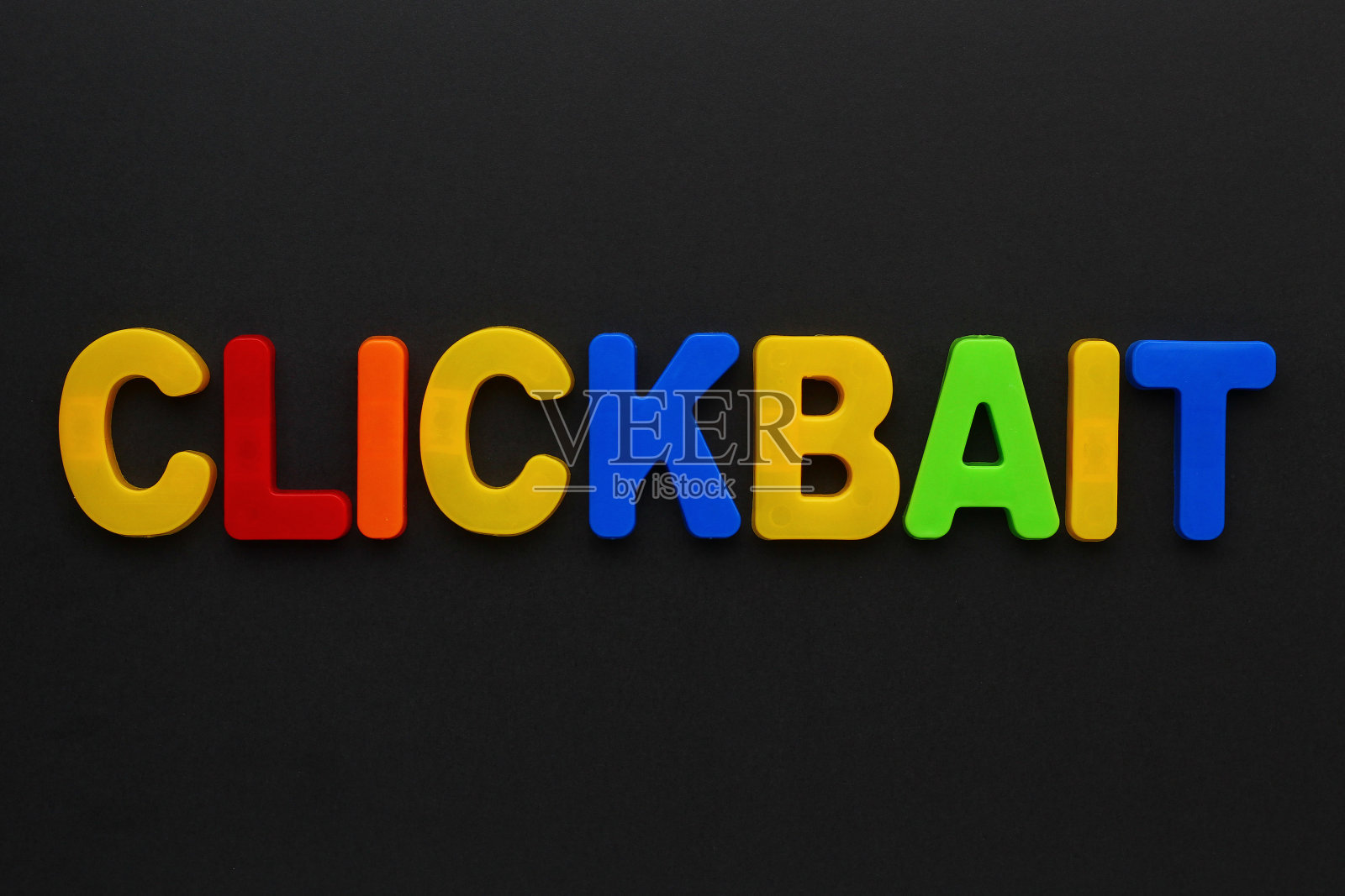 用彩色磁性字母制成的文字。CLICKBAIT照片摄影图片