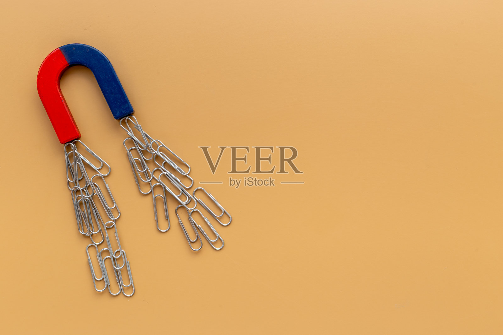 带回形针的磁铁。办公用品俯视图照片摄影图片