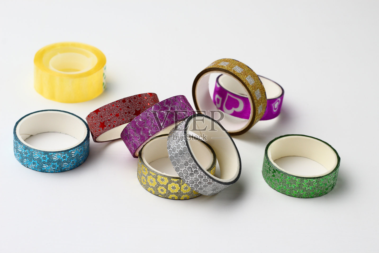 卷与透明胶带和装饰胶带装饰礼物的节日。照片摄影图片