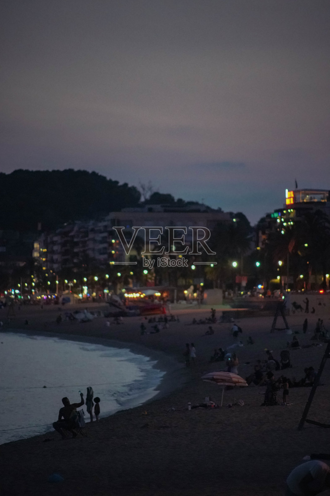 沿海城市一些建筑的夜景照片摄影图片