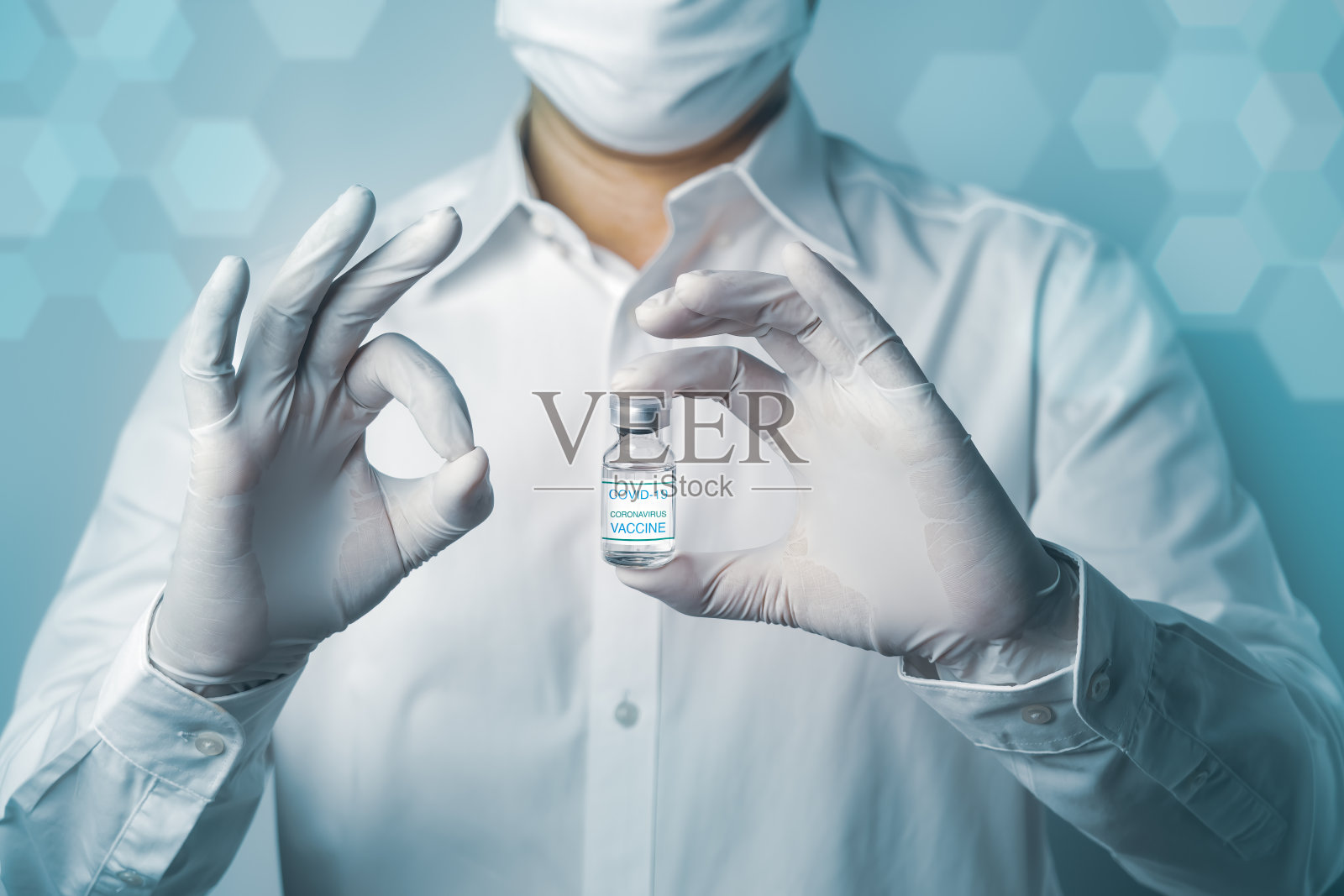 医生手里拿着新冠疫苗。冠状病毒医学和医学照片摄影图片