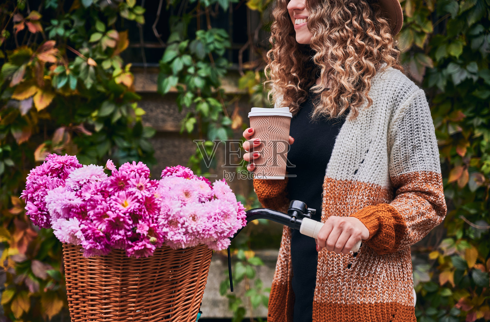 女摆着复古自行车和一杯咖啡。照片摄影图片