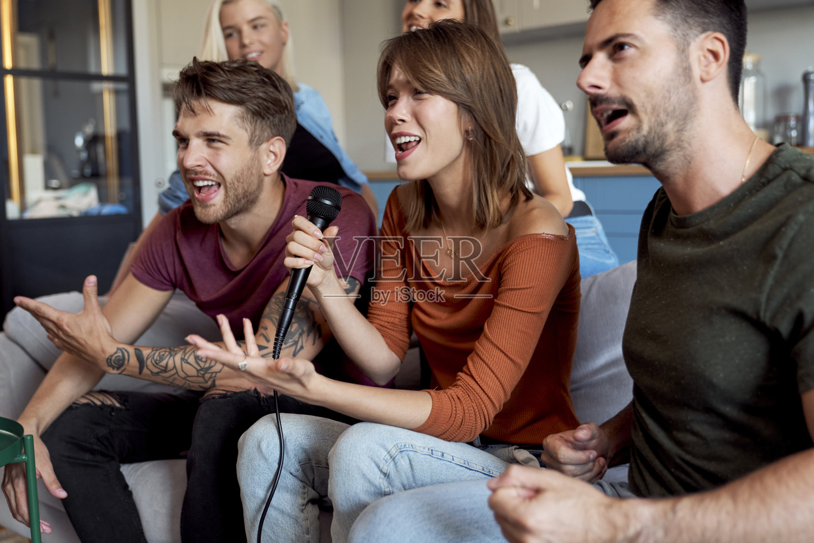 朋友在家里唱卡拉ok照片摄影图片