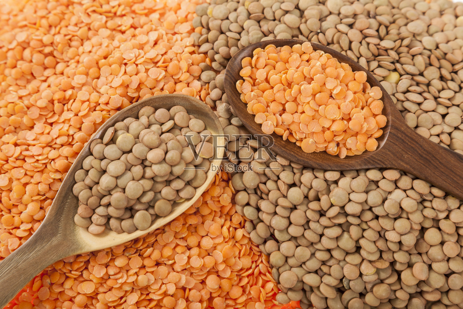 非常健康的食物;生扁豆和去皮的红扁豆照片摄影图片