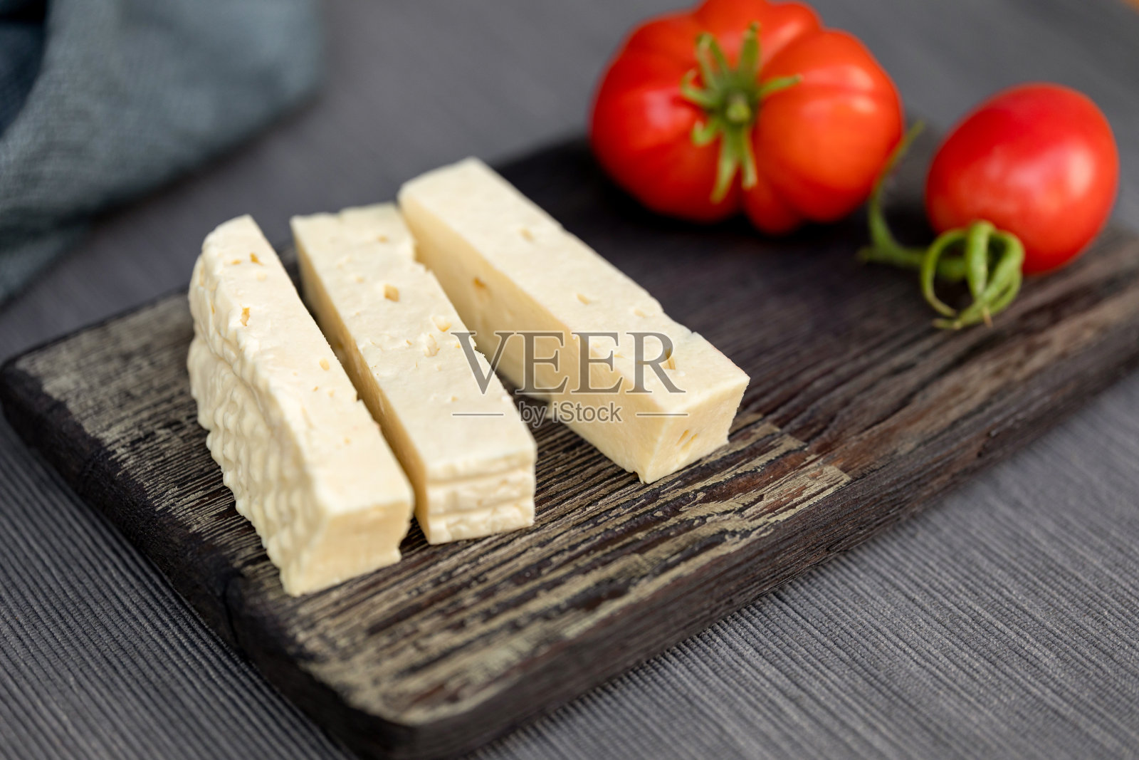 自制奶酪切成小块放在老式的厨房板上。简单的中国食物。有选择性的重点照片摄影图片