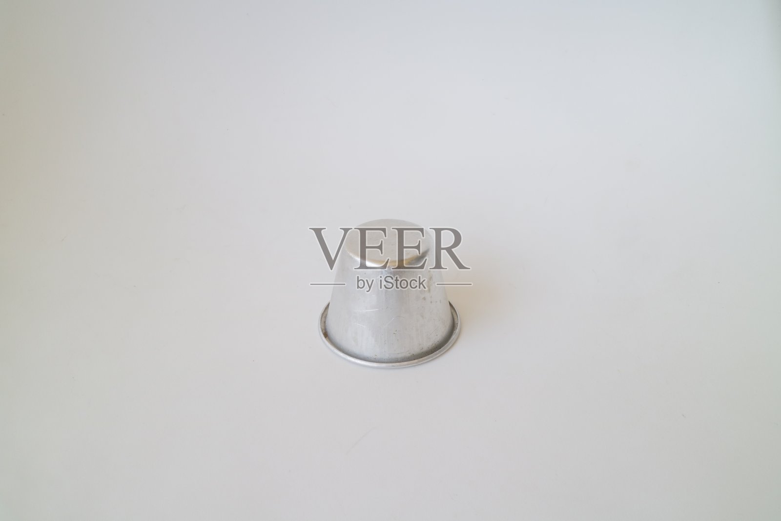 金属烘烤杯在白色孤立的背景照片照片摄影图片