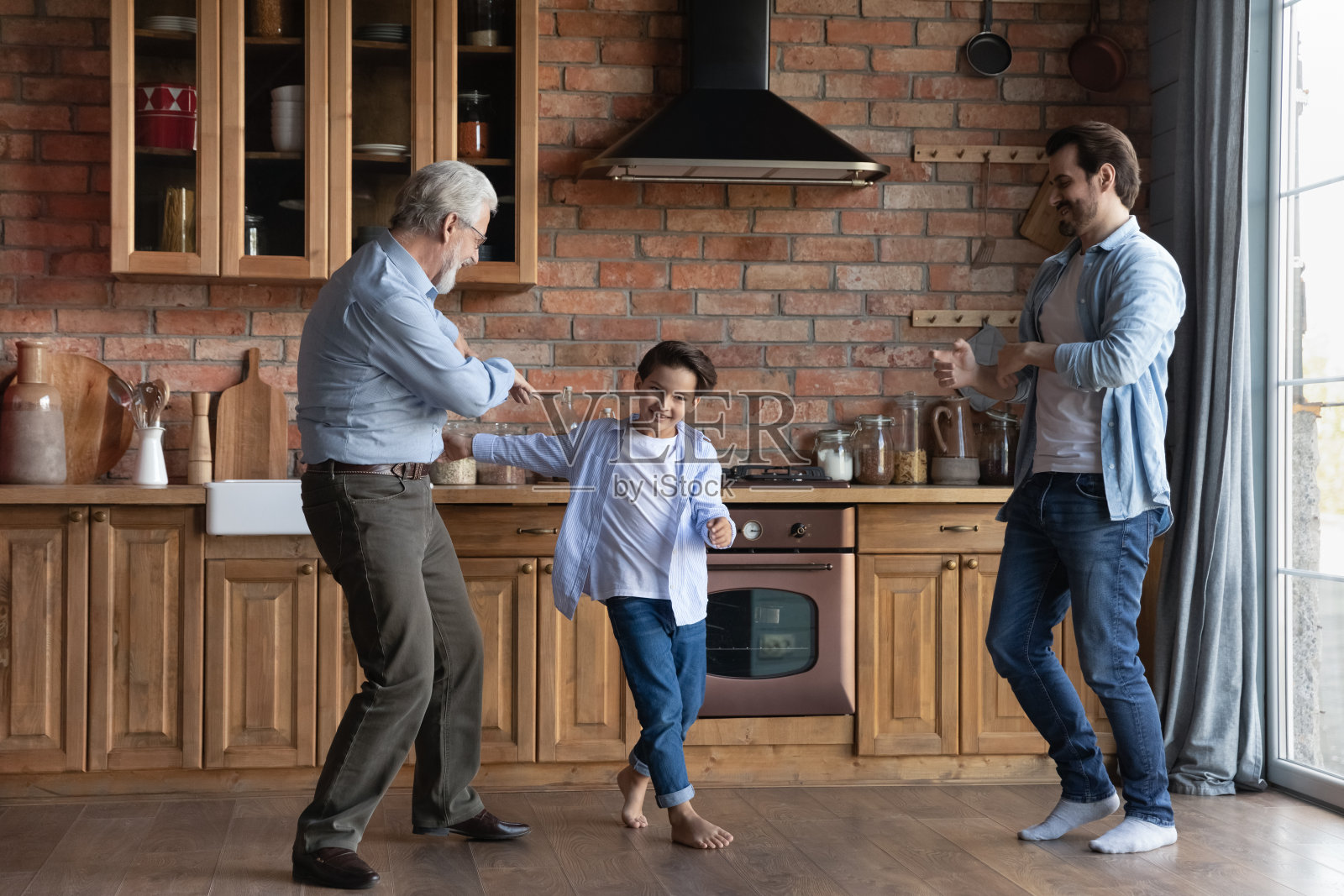 幸福的三代男人在家跳舞照片摄影图片