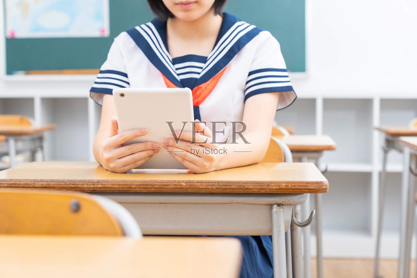 女学生在教室里学习,平板电脑,手,照片摄影图片
