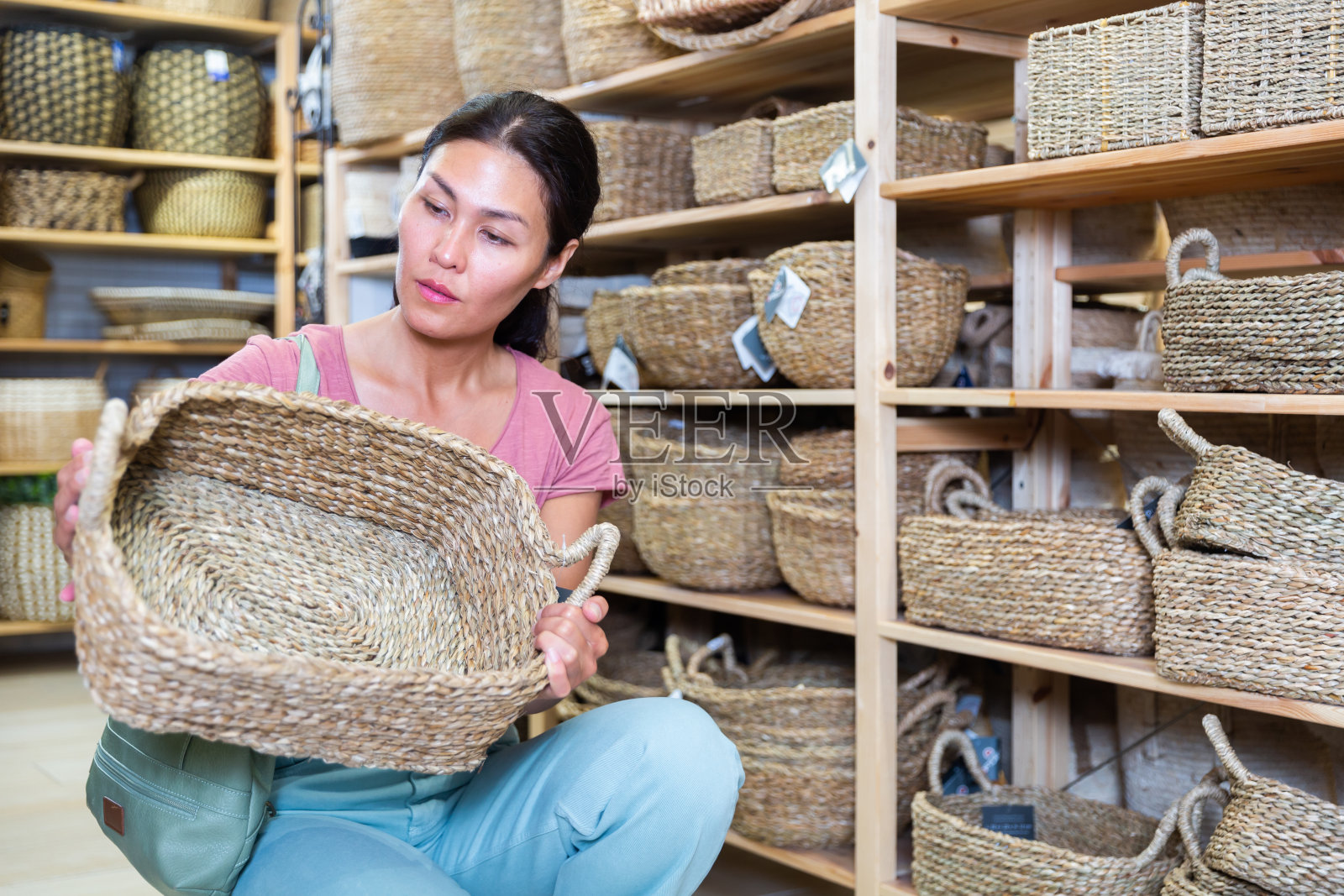 亚洲妇女在家居用品商店购买柳条篮子照片摄影图片