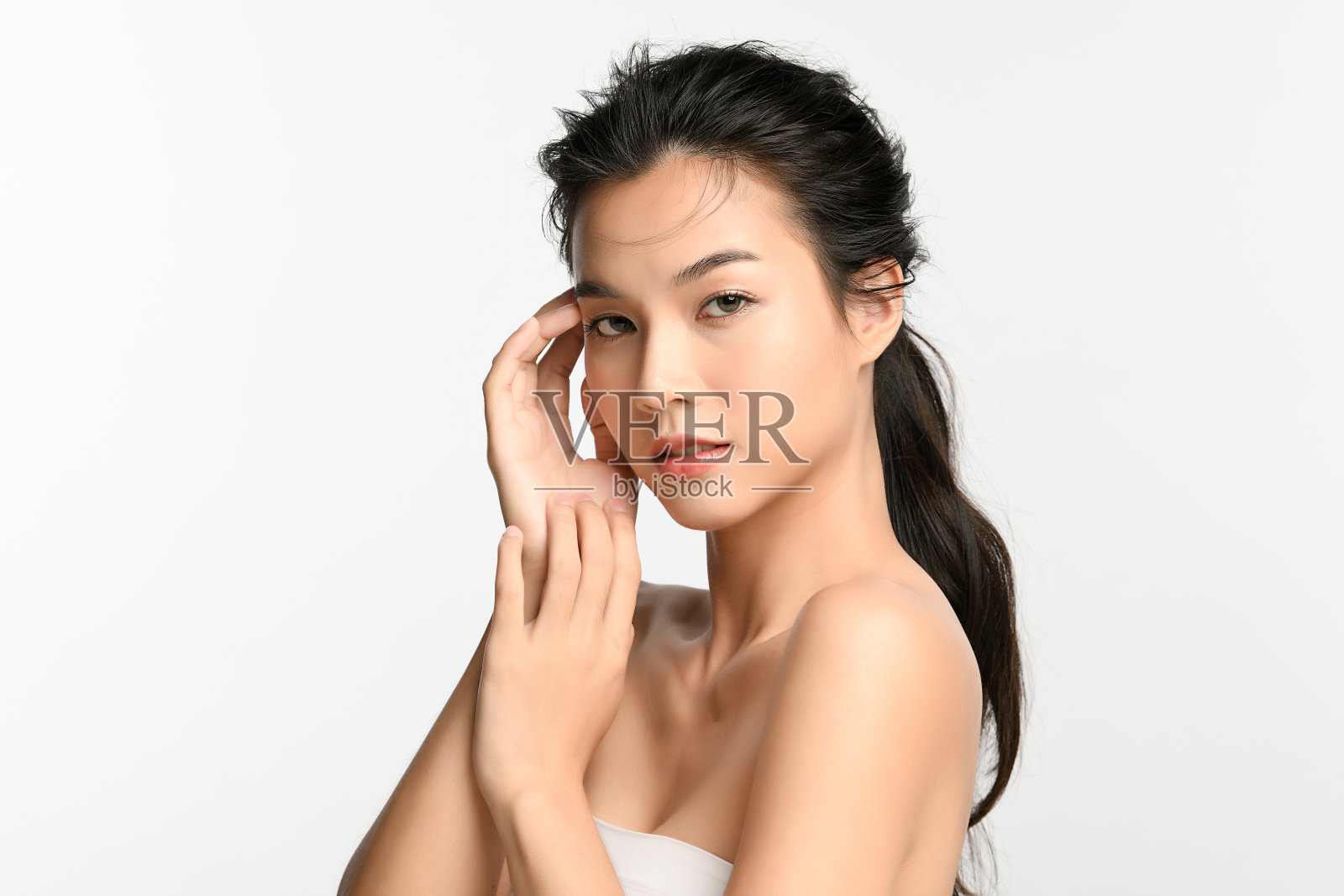 美丽年轻的亚洲女性与干净的新鲜皮肤在白色的背景,面部护理,面部治疗,美容和水疗中心,亚洲女性肖像。照片摄影图片