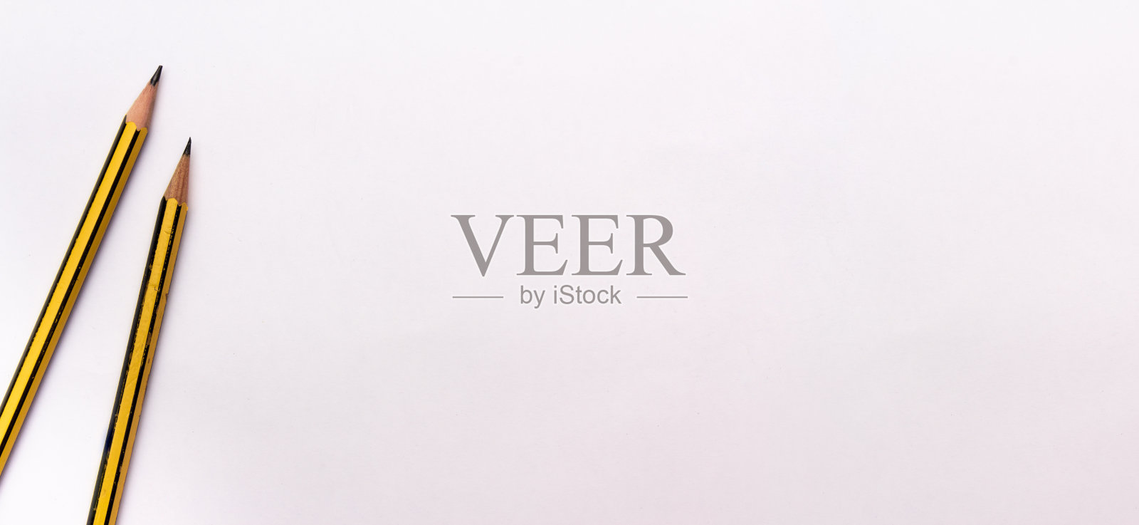 两支铅笔在白色的背景上。前视图。平的。副本的空间。创造力。绘图工具。照片摄影图片