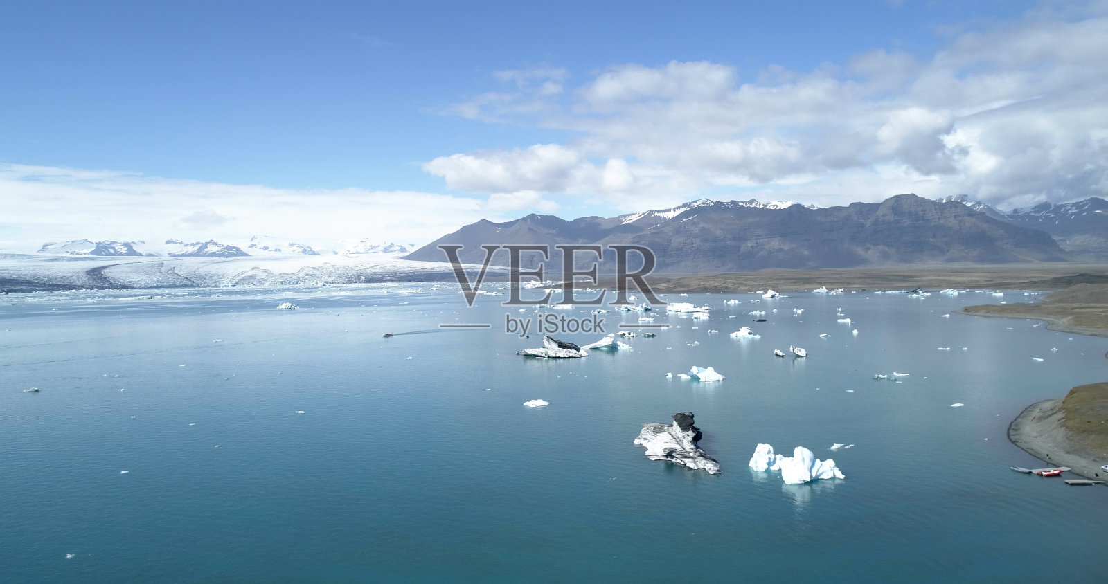 冰川冰山块在冰岛的水中,空中照片摄影图片
