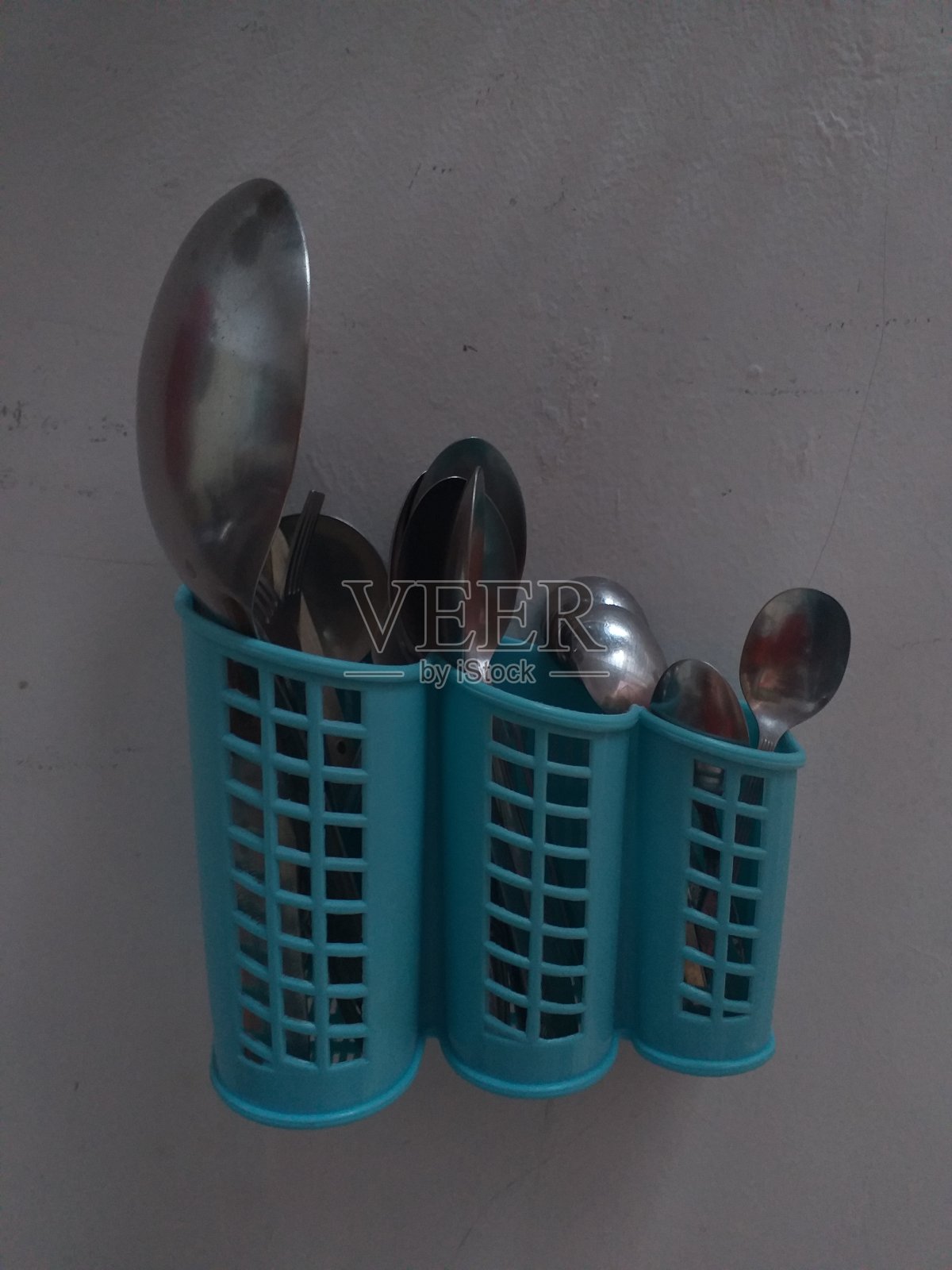 悬挂的勺子和餐具组织照片摄影图片