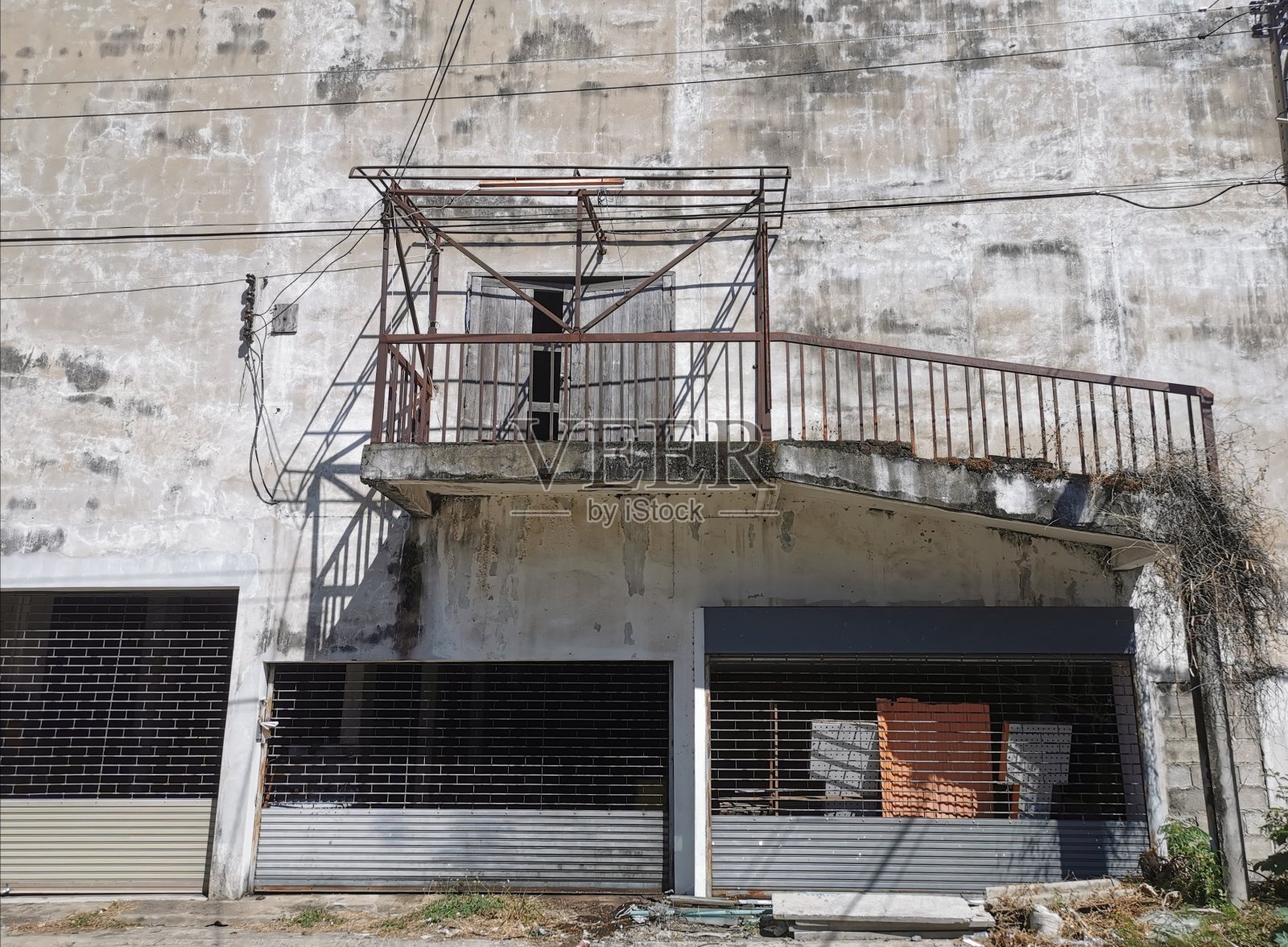 市中心废弃的混凝土建筑照片摄影图片