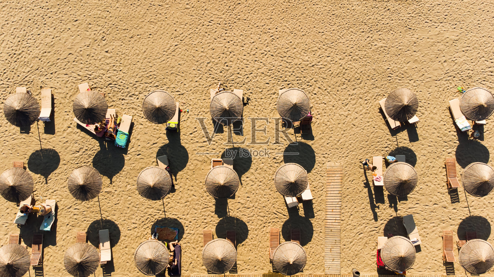 沙滩鸟瞰图,一个美丽的沙滩鸟瞰图,海浪翻滚着进入海岸照片摄影图片