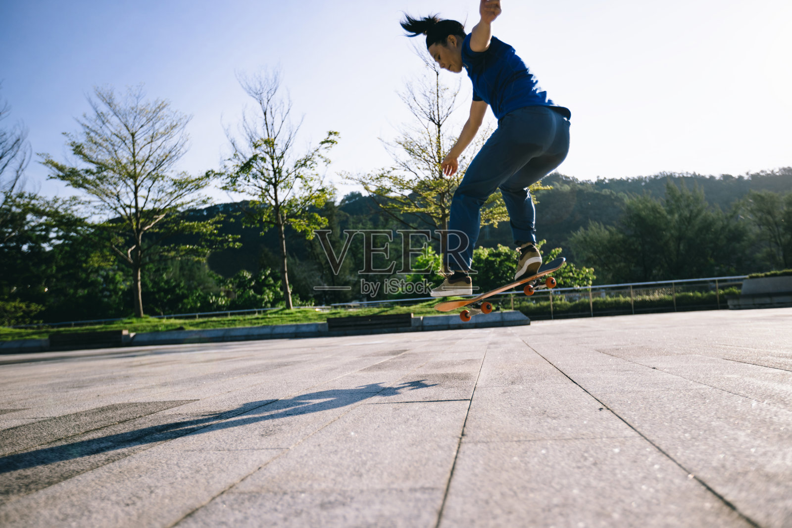 亚洲女子滑板在现代城市滑板照片摄影图片