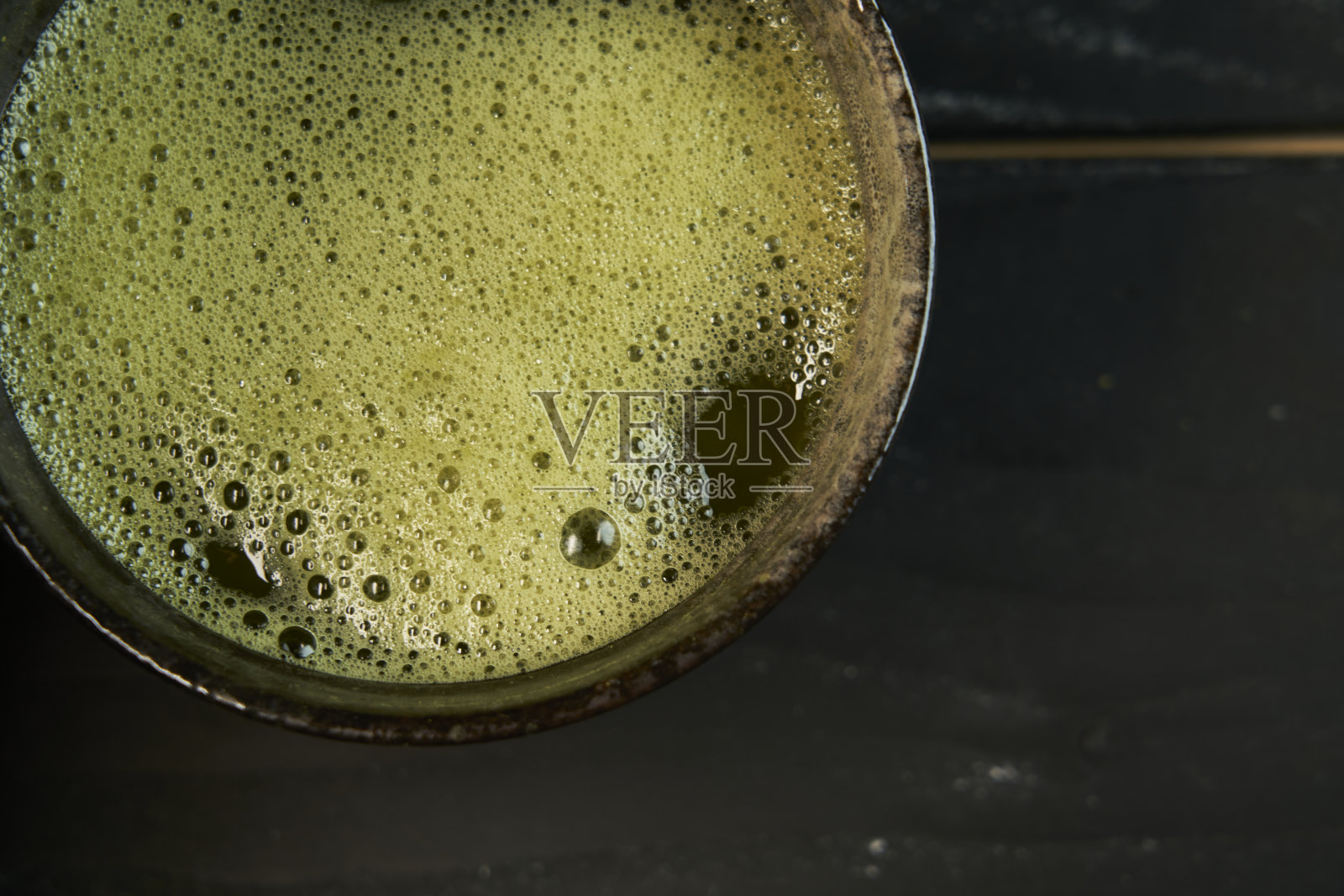 日本有机抹茶绿茶杯黑木背景。照片摄影图片