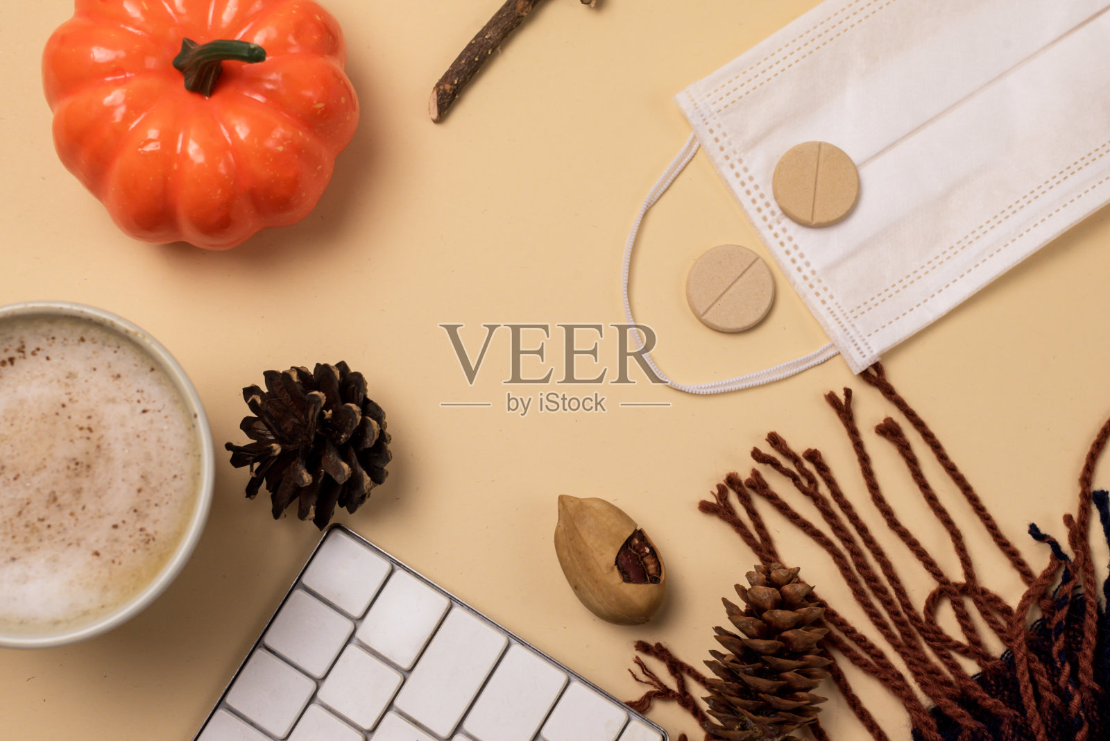 万圣节假期或博客背景杯咖啡键盘面膜药丸温暖的围巾冠状病毒万圣节背景顶部视图水平照片摄影图片