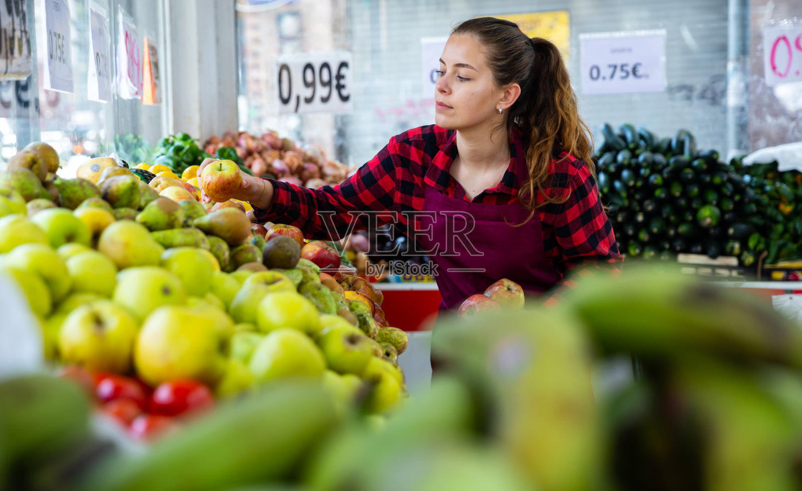 女售货员把熟苹果摆在柜台上照片摄影图片