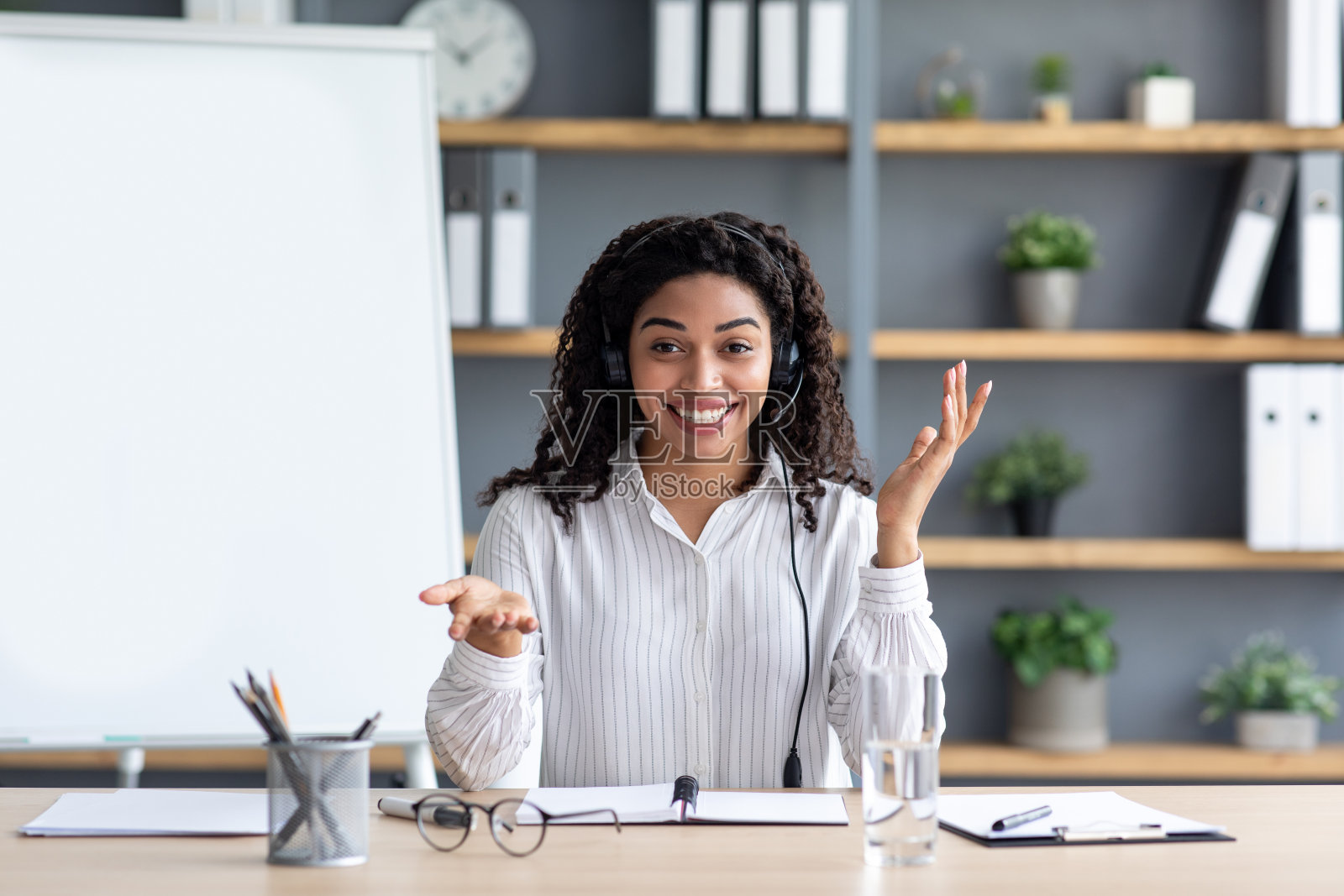 积极的老师、导师在线召集远程授课、培训、虚拟网络研讨会、covid-19照片摄影图片