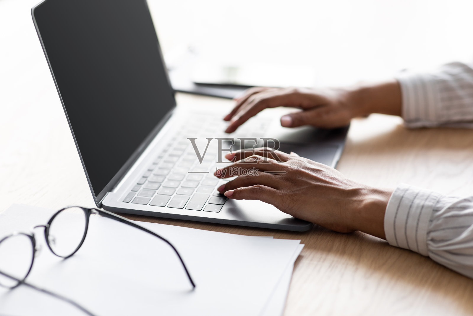 现代工作、远程办公室、商务、社交距离设备、covid-19隔离照片摄影图片