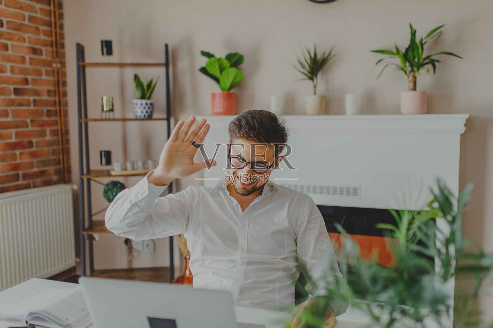 年轻人在家工作照片摄影图片