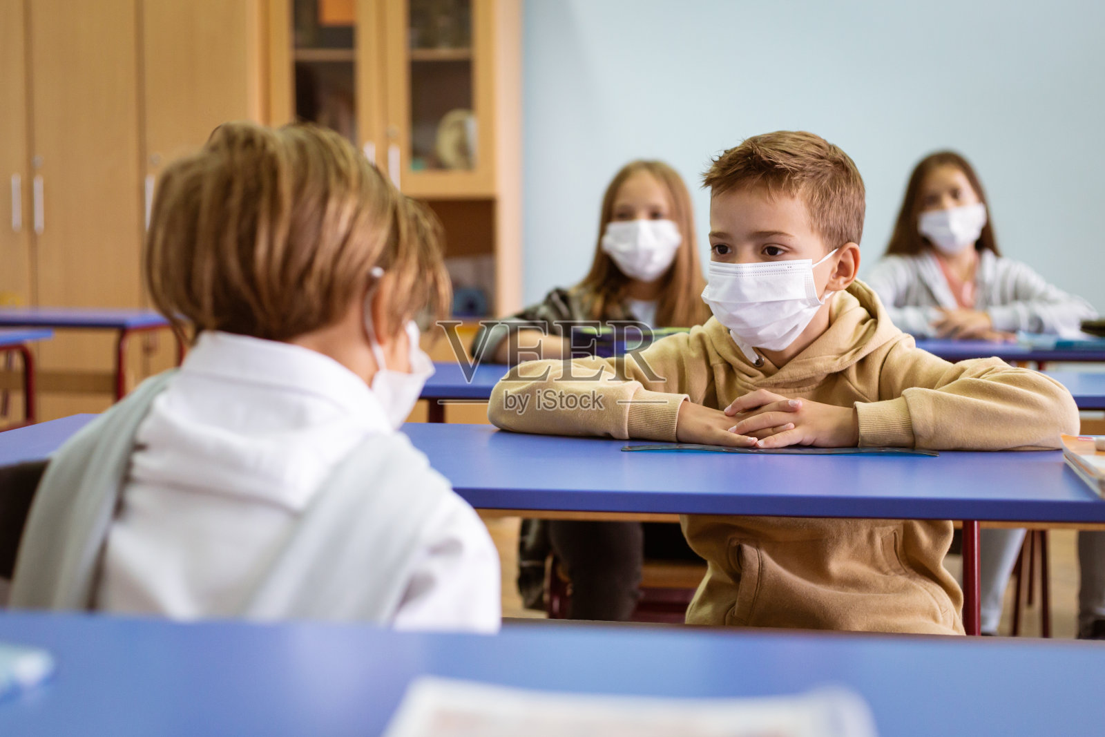 两个男孩在教室里谈话照片摄影图片