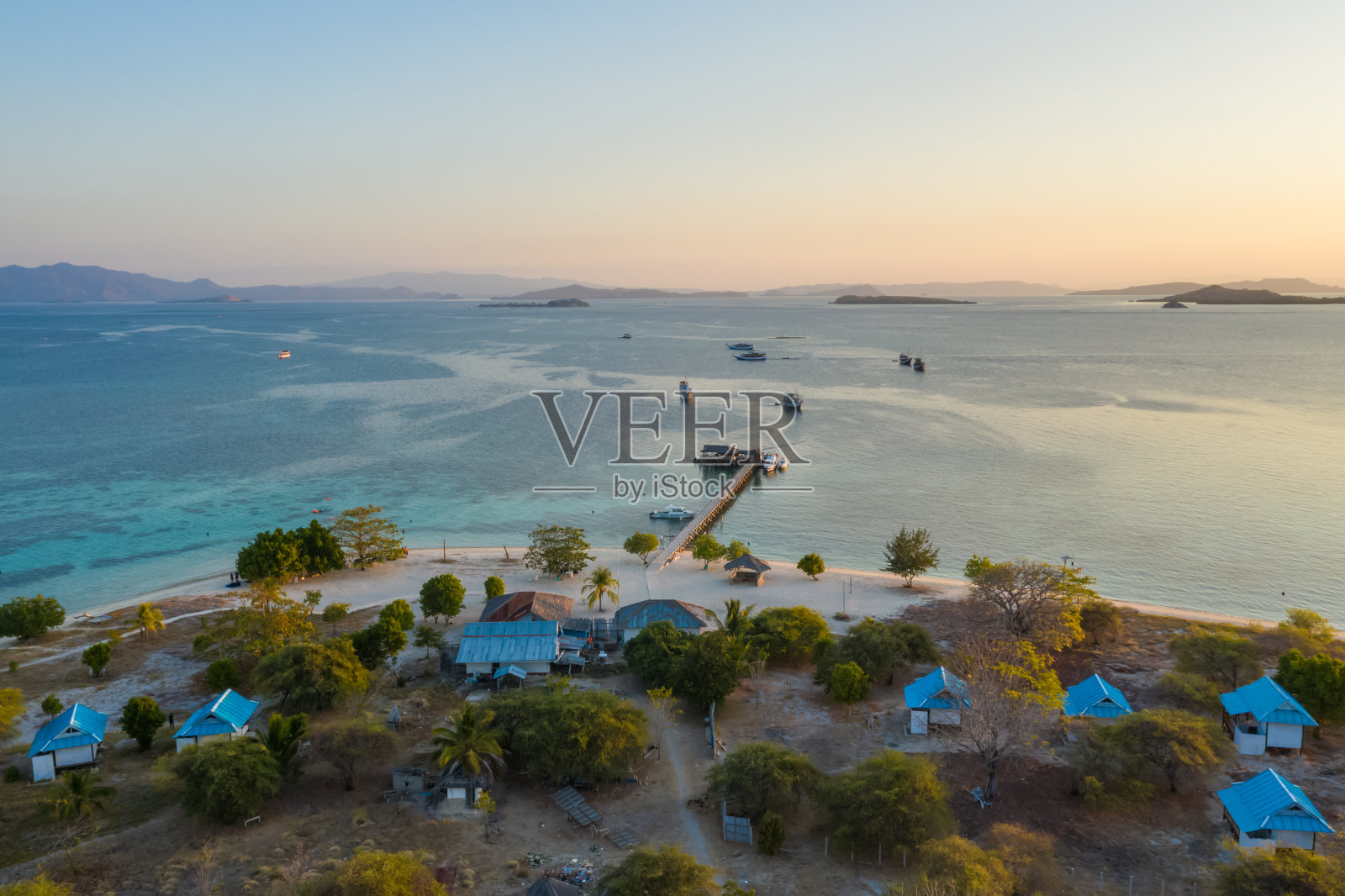 鸟瞰图卡那瓦岛科莫多岛,弗洛雷斯,印度尼西亚。照片摄影图片