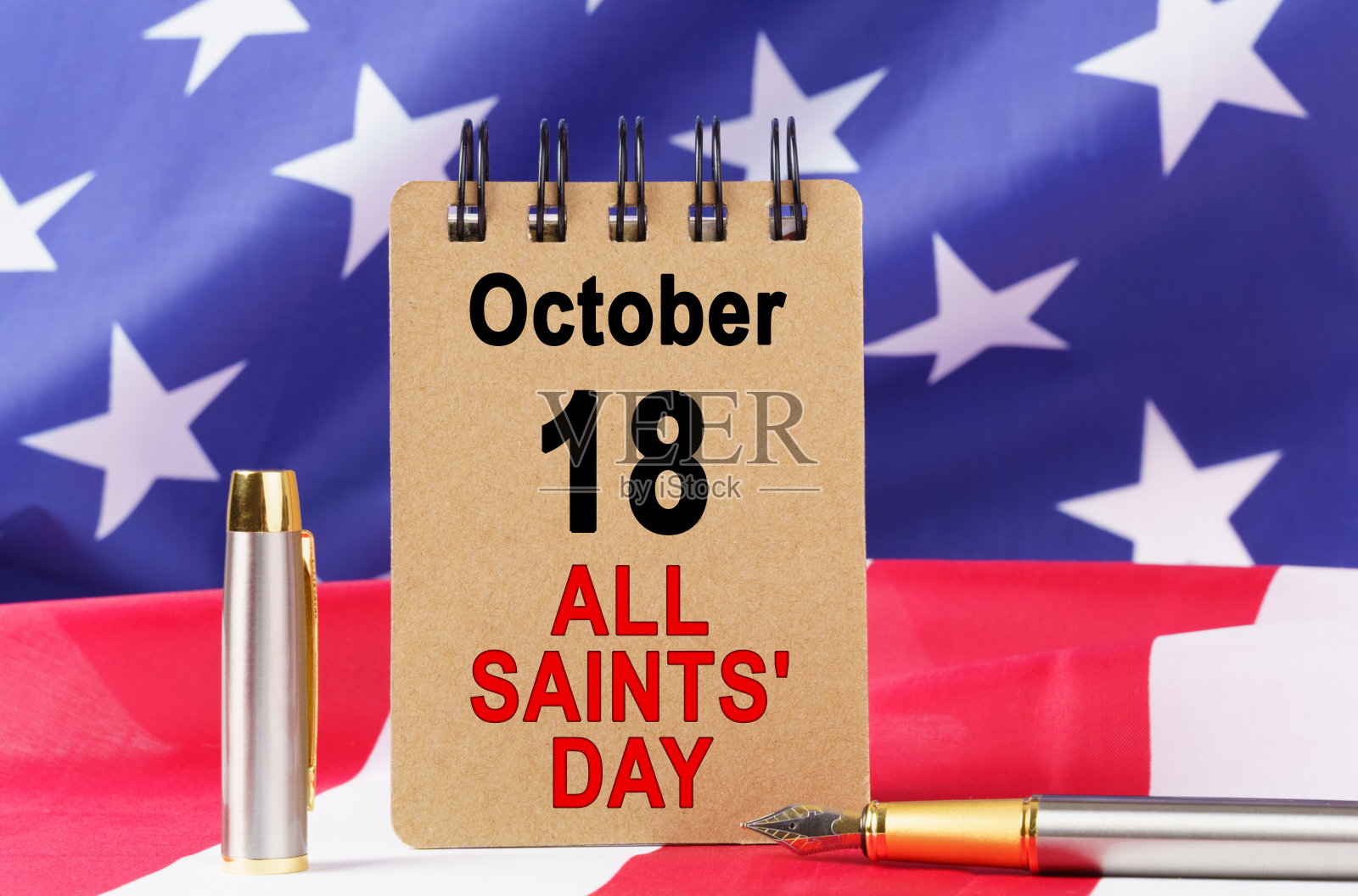 美国国旗背景上的万圣节纸板照片摄影图片