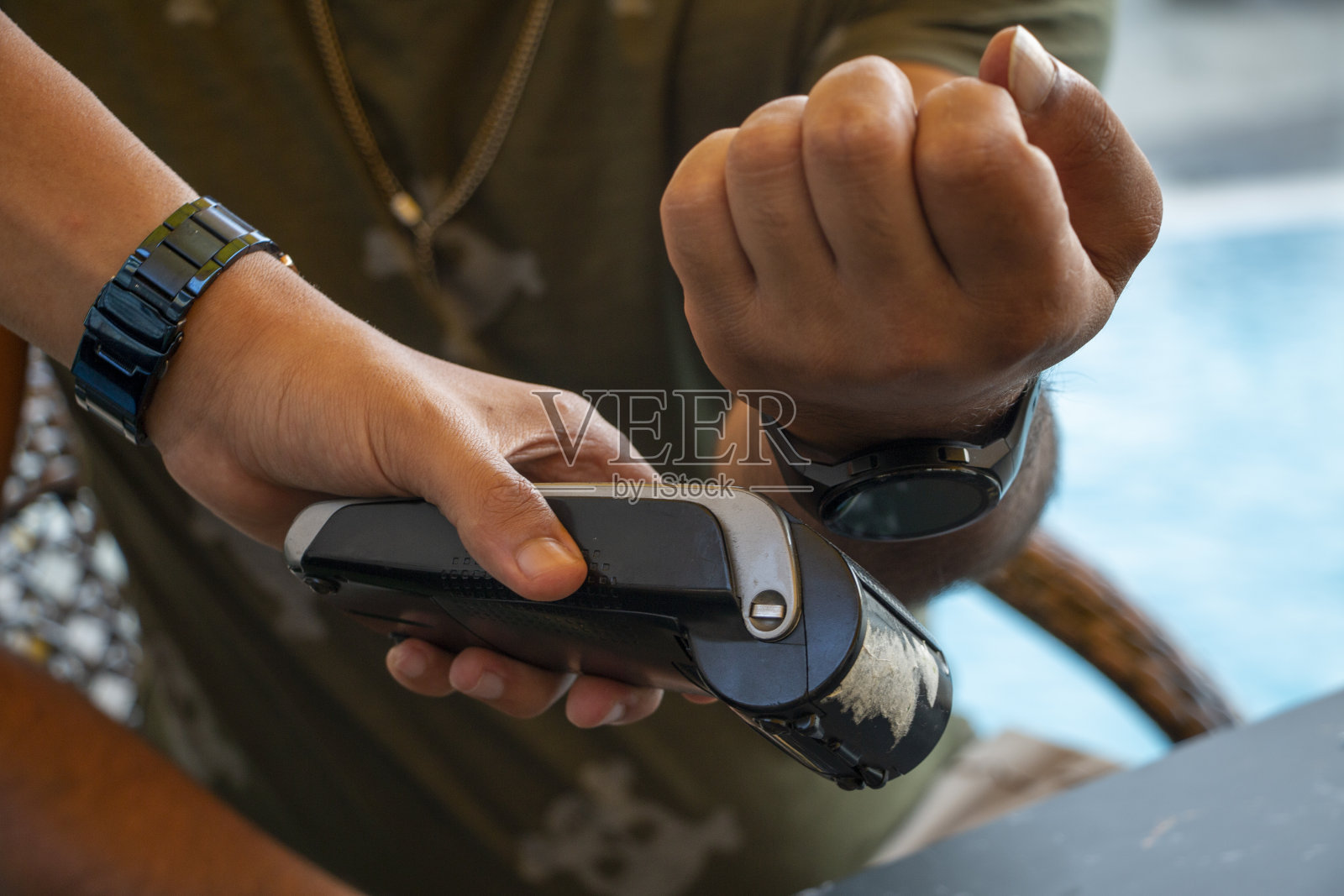 在咖啡馆用信用卡付账的男人照片摄影图片