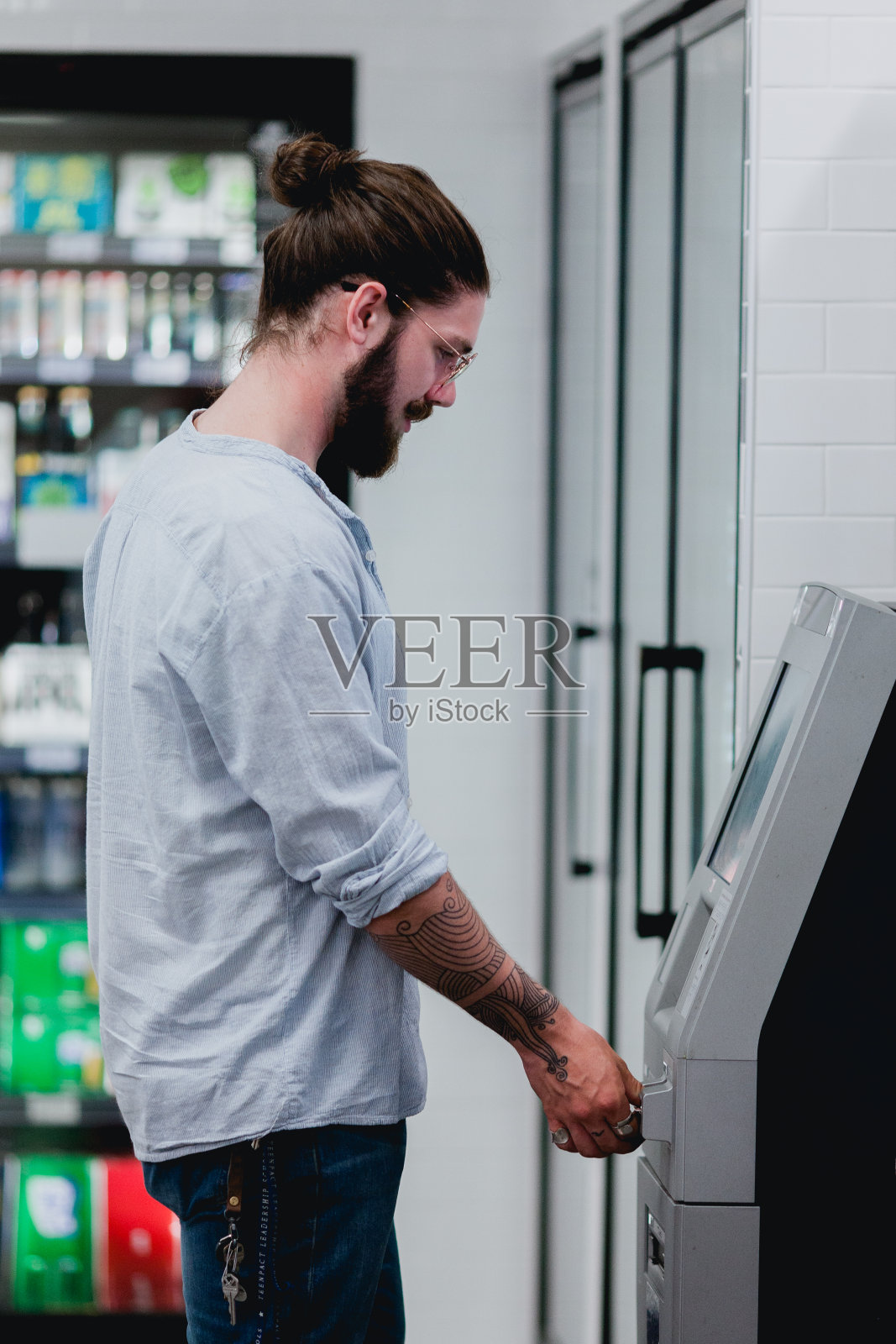 年轻人使用自动取款机照片摄影图片