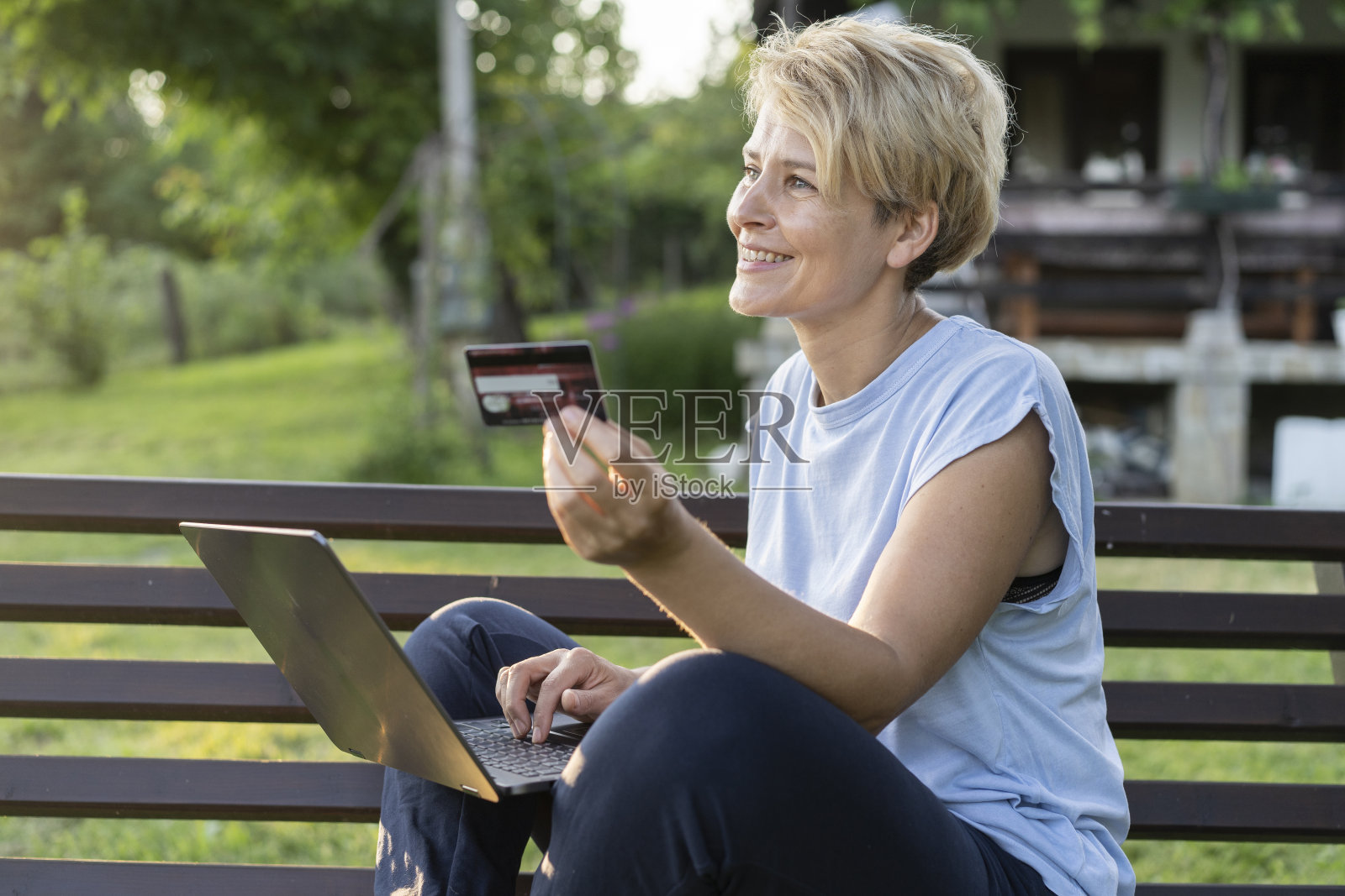中年妇女在网上购物照片摄影图片