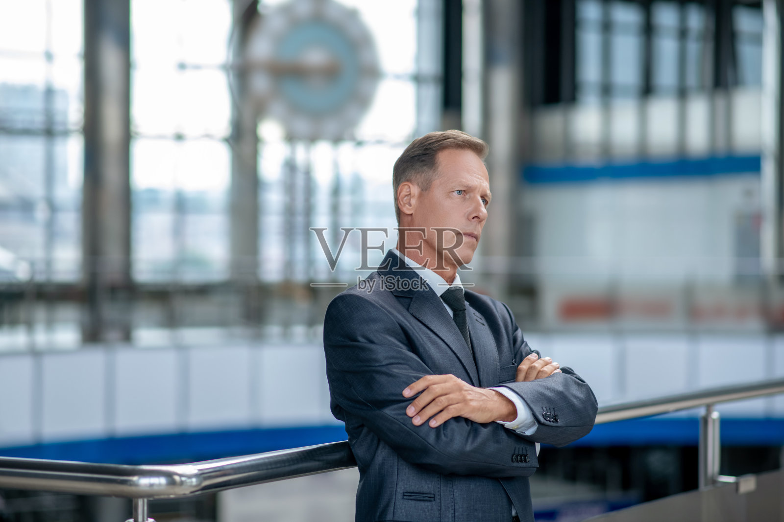 西装革履的沉思男人在机场等着照片摄影图片