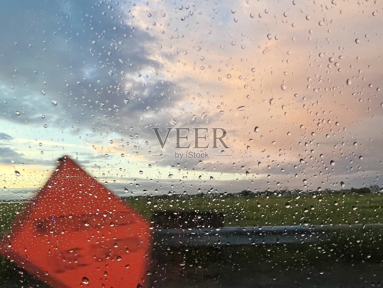 透过充满雨水的眼镜看云照片摄影图片