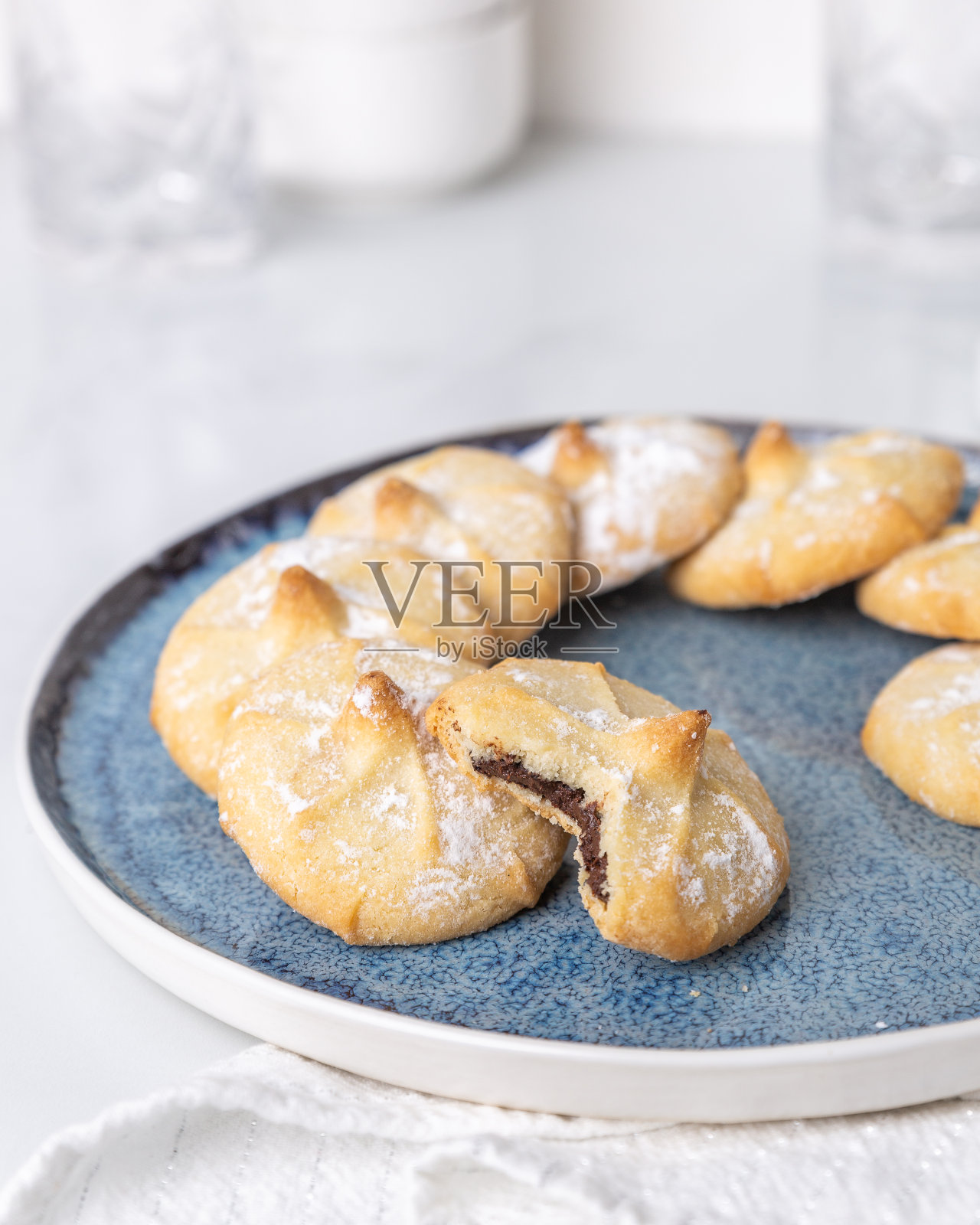 白色厨房里的巧克力酥饼照片摄影图片