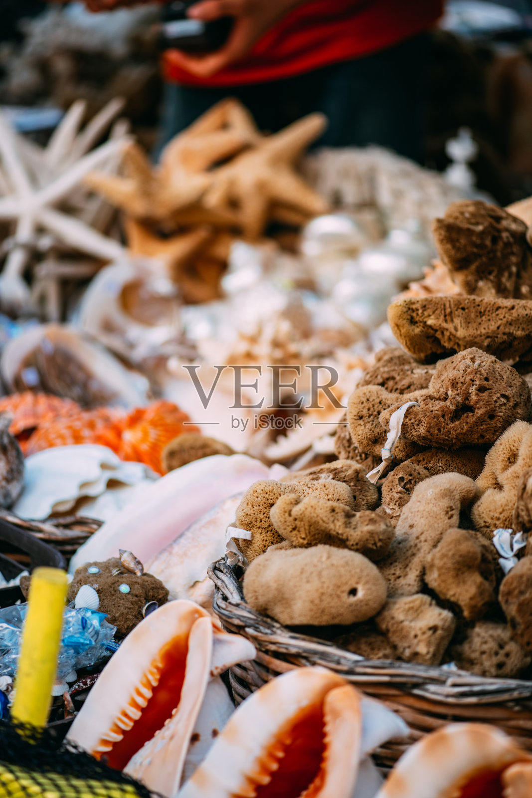 爱琴海海滨小镇出售的天然海绵照片摄影图片