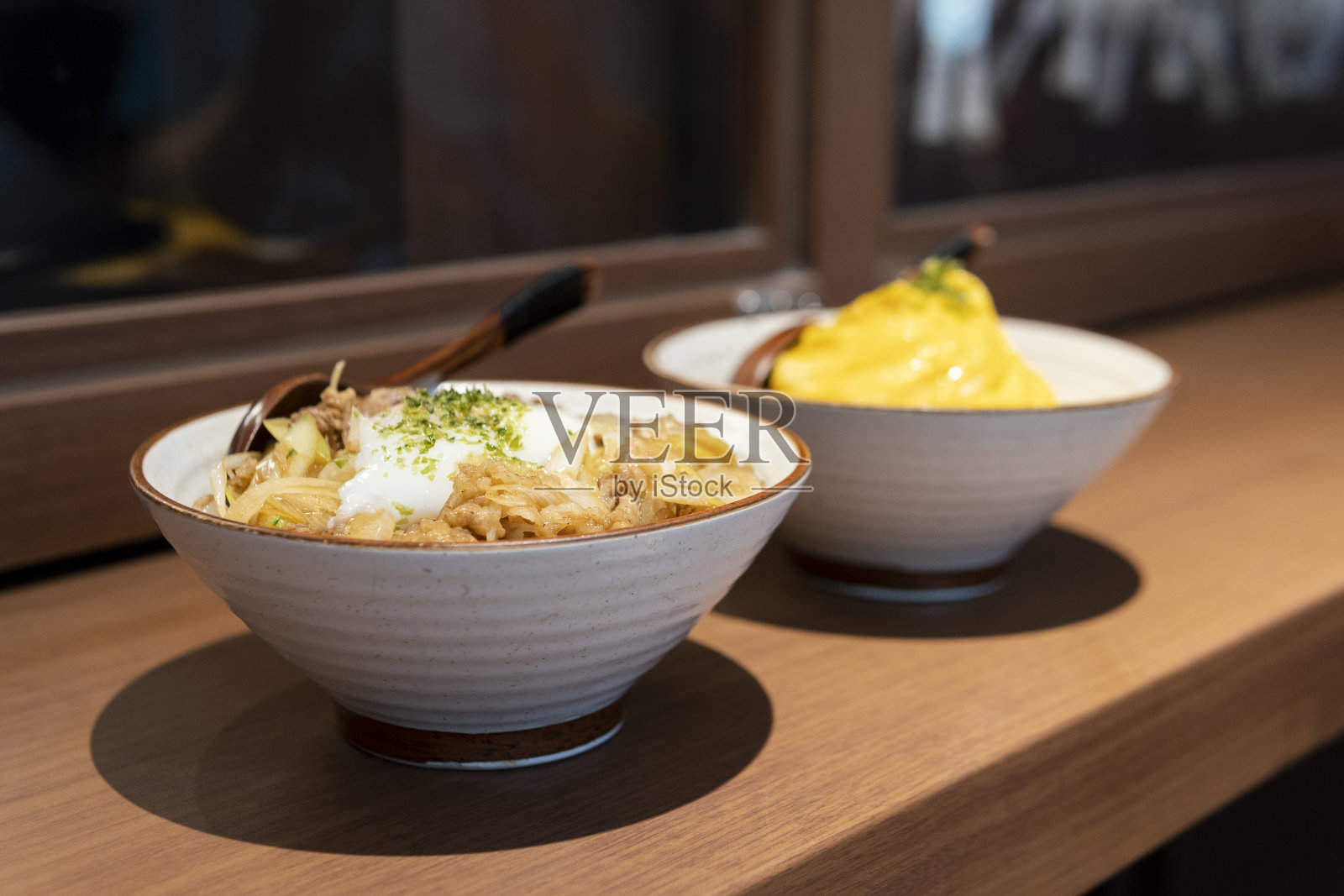 洋葱牛肉饭、温泉蛋和煎蛋卷饭照片摄影图片