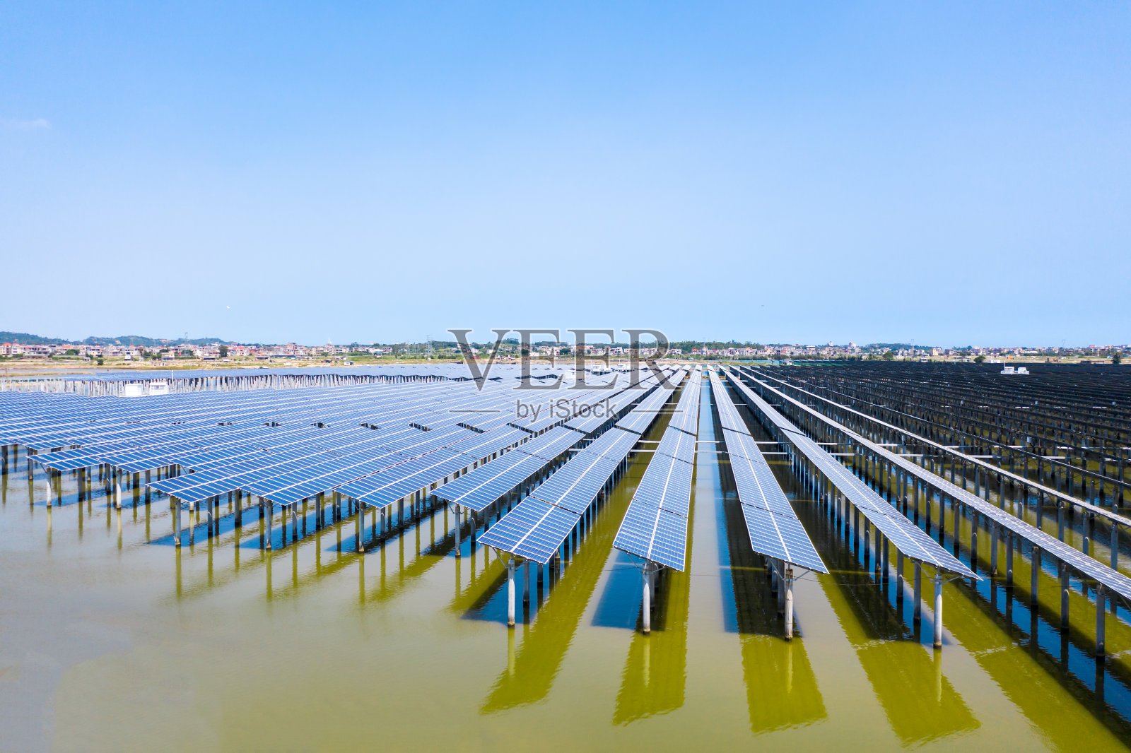 晴朗天空下的太阳能光伏电站照片摄影图片