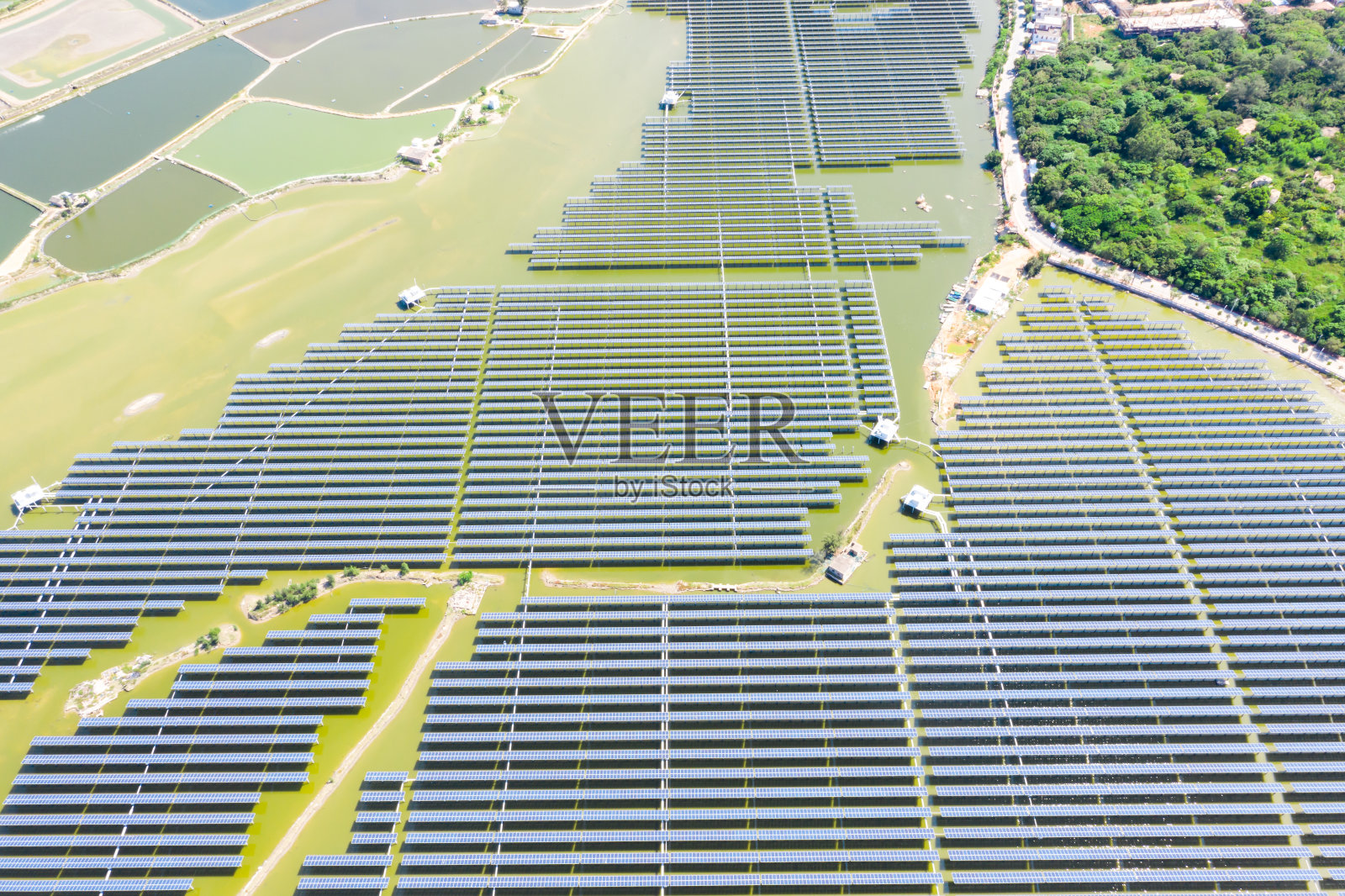空中拍摄的水面上的太阳能光伏发电站照片摄影图片