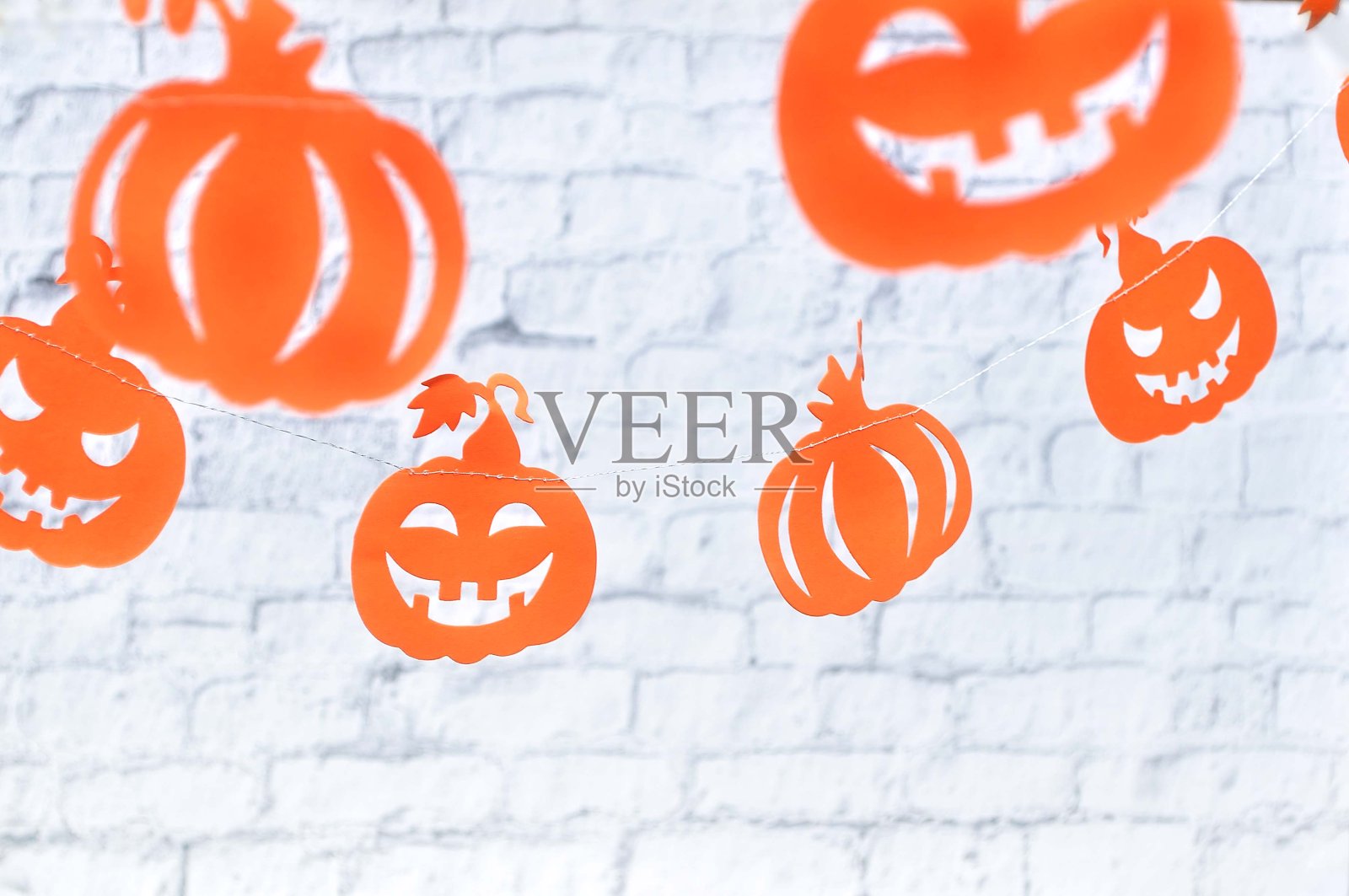 白色砖墙前的万圣节装饰照片摄影图片