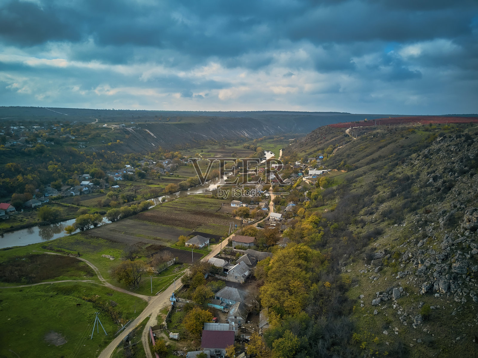 摩尔多瓦奥黑乌尔维奇山和河的风景。位于摩尔多瓦Butuceni和Trebujeni村庄的劳特河山谷。著名的旅游胜地。山顶上的教堂照片摄影图片