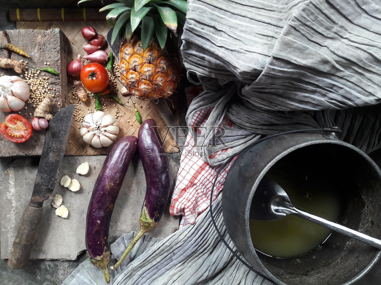 厨房里的竹编托盘上摆放着水果和蔬菜照片摄影图片