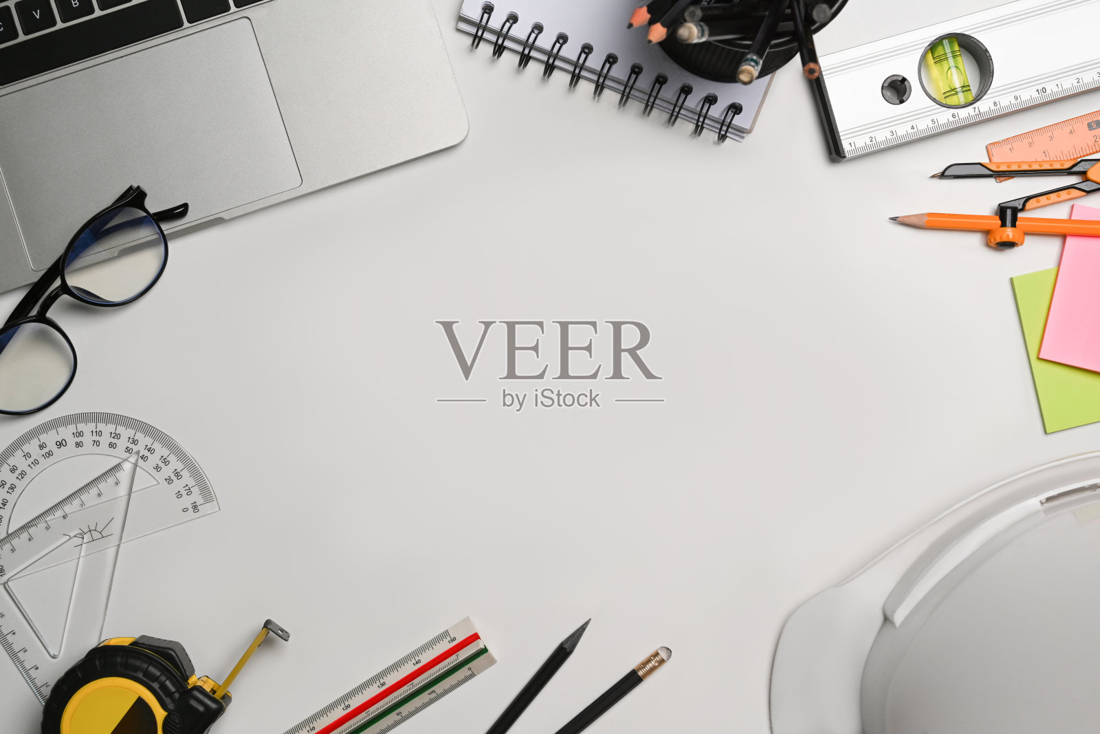 白色的桌子上放着建筑师、工程师工具和笔记本电脑。建筑的概念。照片摄影图片