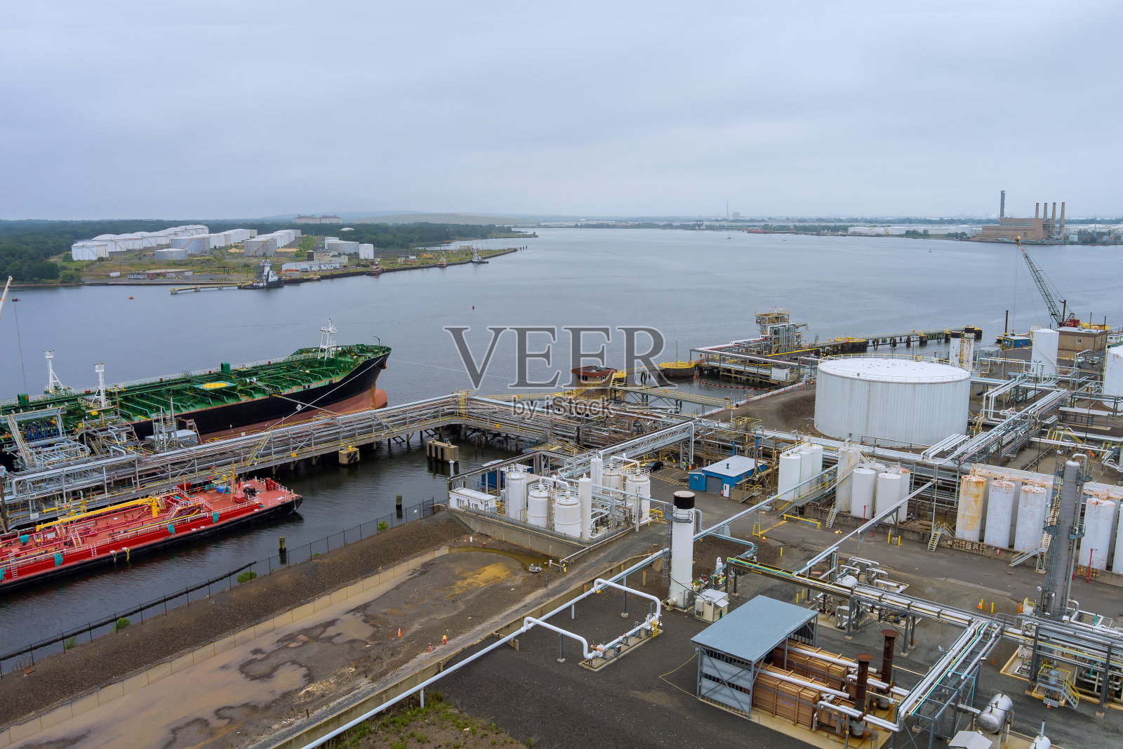 鸟瞰油船卸货港物流进出口业务照片摄影图片