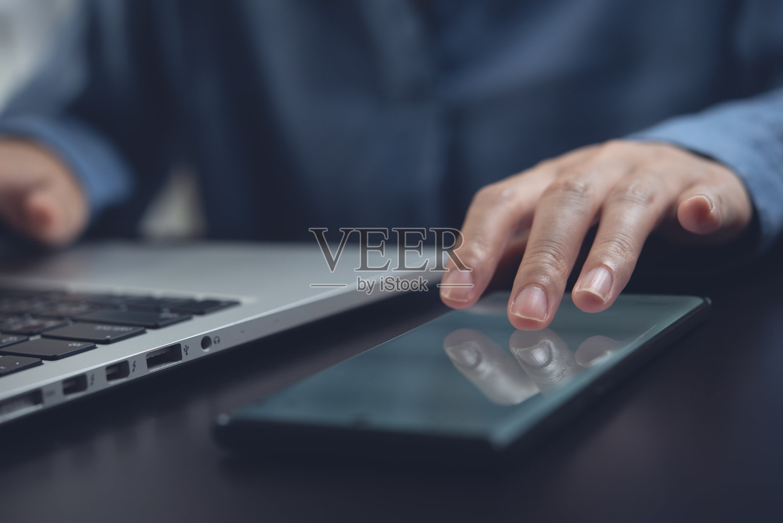 在家庭办公室工作的商业女性照片摄影图片