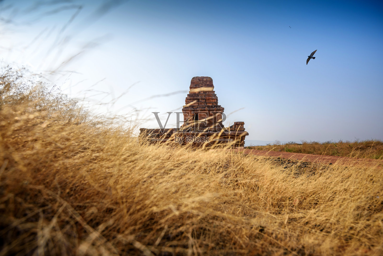 印度卡纳塔克邦巴达米北部岩石山顶上的上Shivalaya景观。照片摄影图片