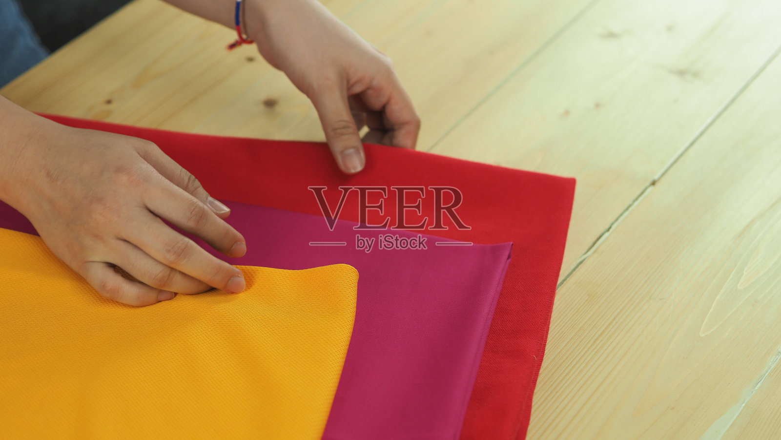 妇女手工刺绣。手工艺和女性的手。手工艺品用线针缝制。木框绣箍。针线活、手工工艺品、检疫休闲理念。照片摄影图片